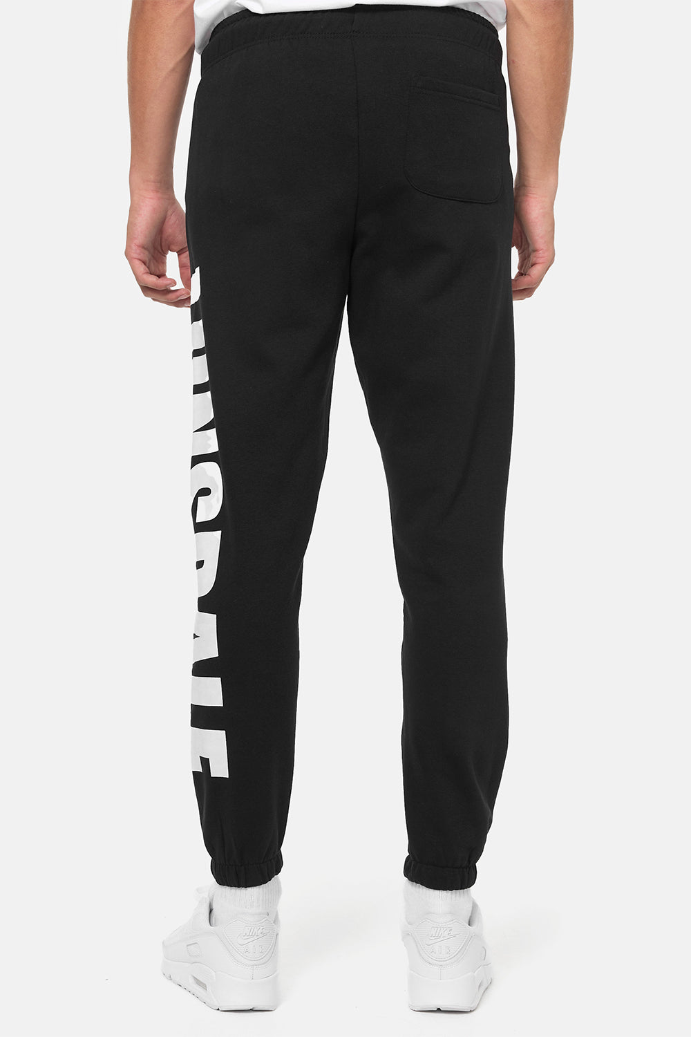 Rückansicht einer schwarzen Lonsdale Herren-Jogginghose mit Gesässtasche.