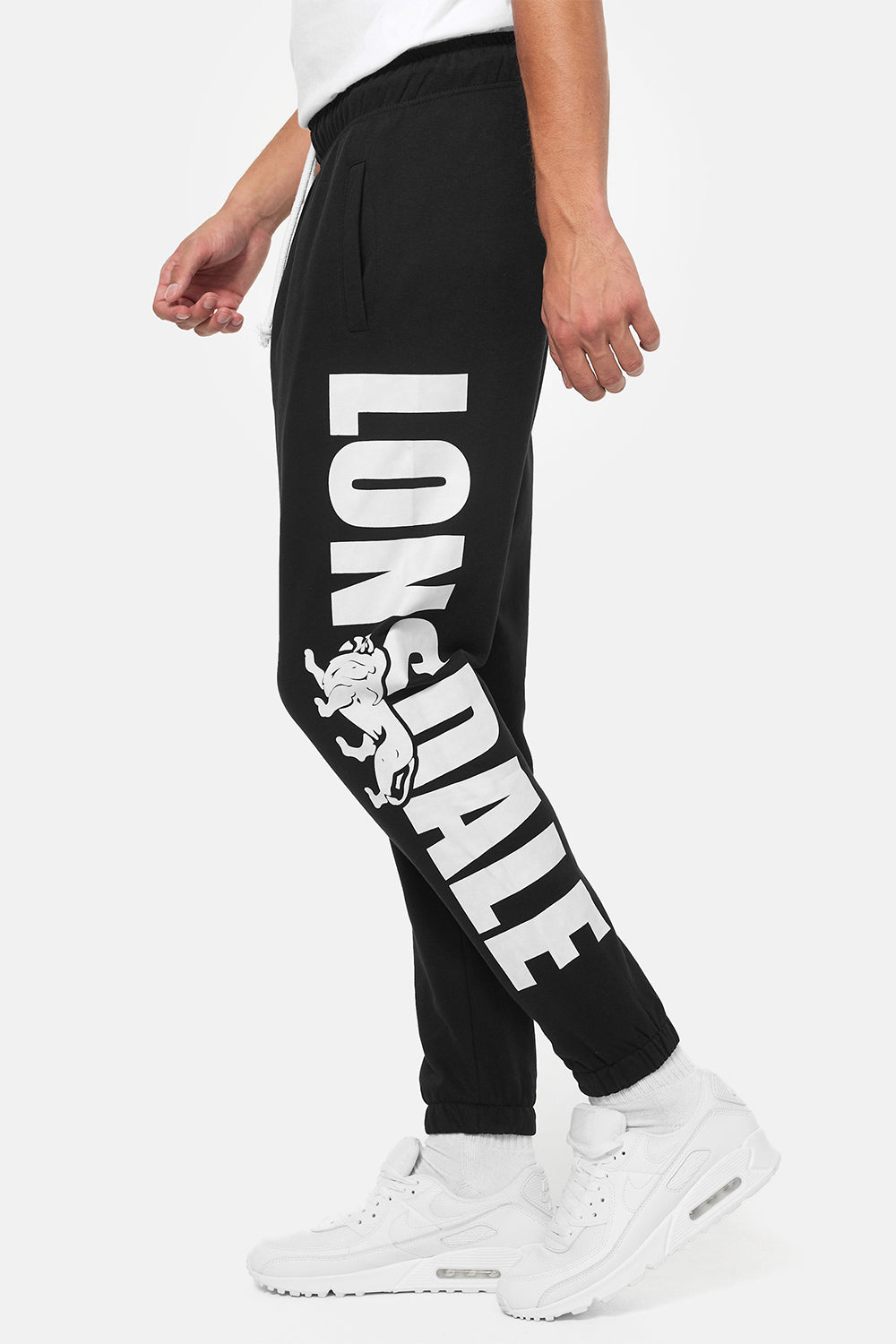 Schwarze Lonsdale Herren-Jogginghose mit grossem Logo auf dem Bein.