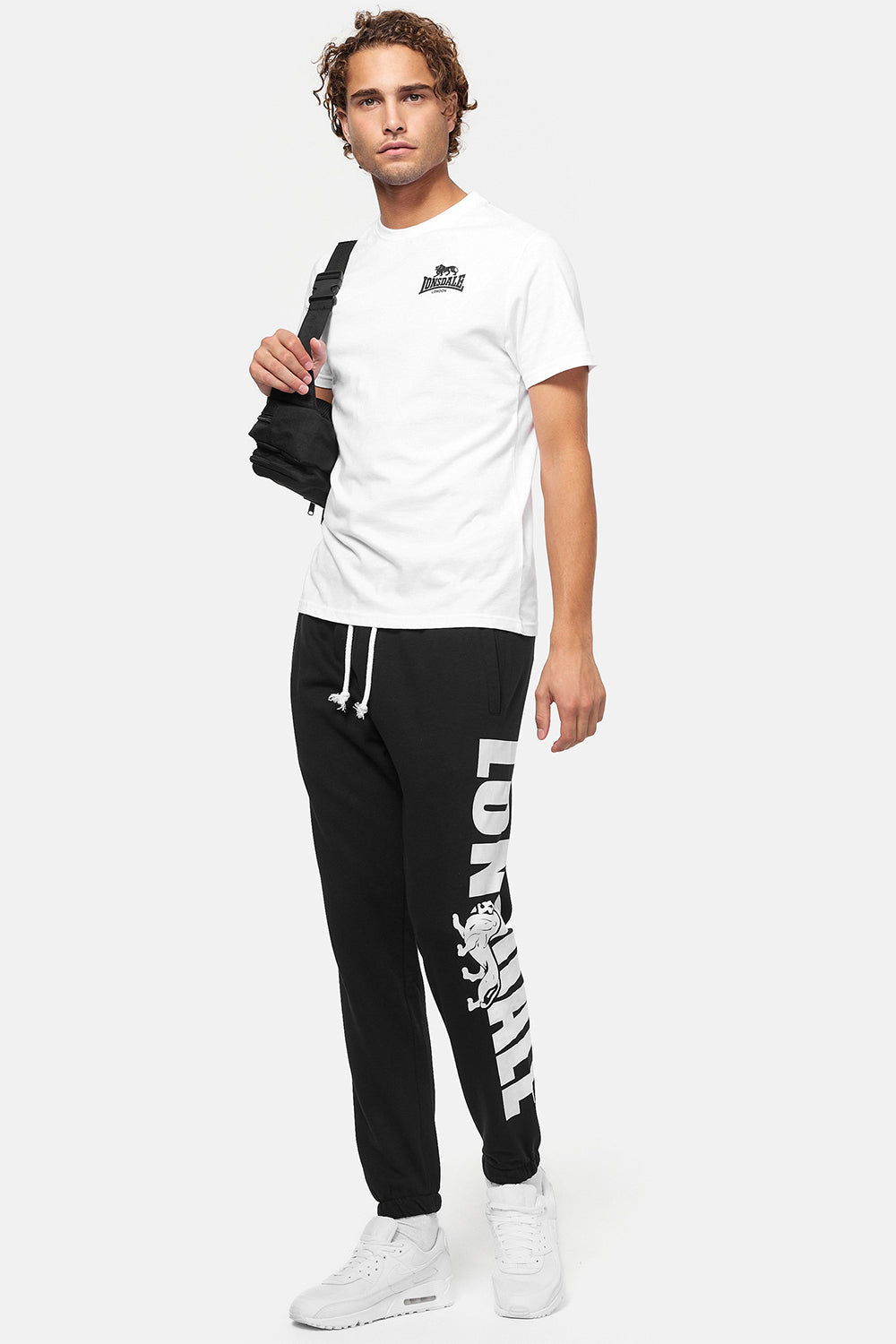 Schwarze Lonsdale Herren-Jogginghose mit grossem Logo auf dem Bein.