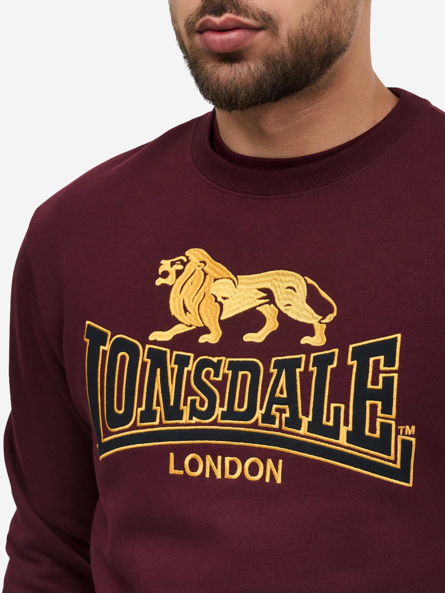 Lonsdale Herren Sweatshirt oxblood reguläre Passform mit gestickter Brustapplikation Rundhals und Logo am Ärmel