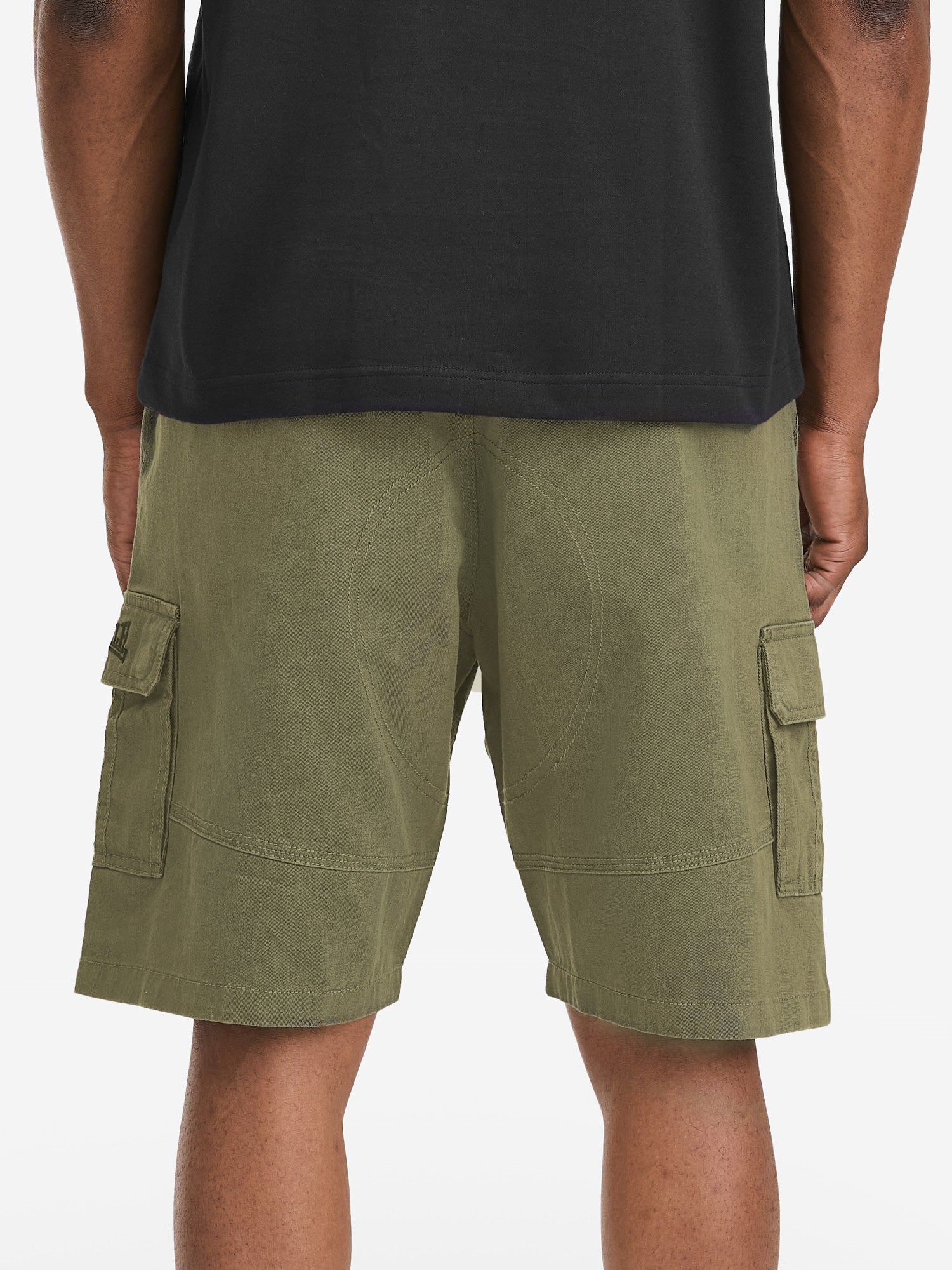 Olivgrüne Herren Cargoshorts in normaler Passform mit Front- und Cargotaschen sowie dezenter Logo-Stickerei.