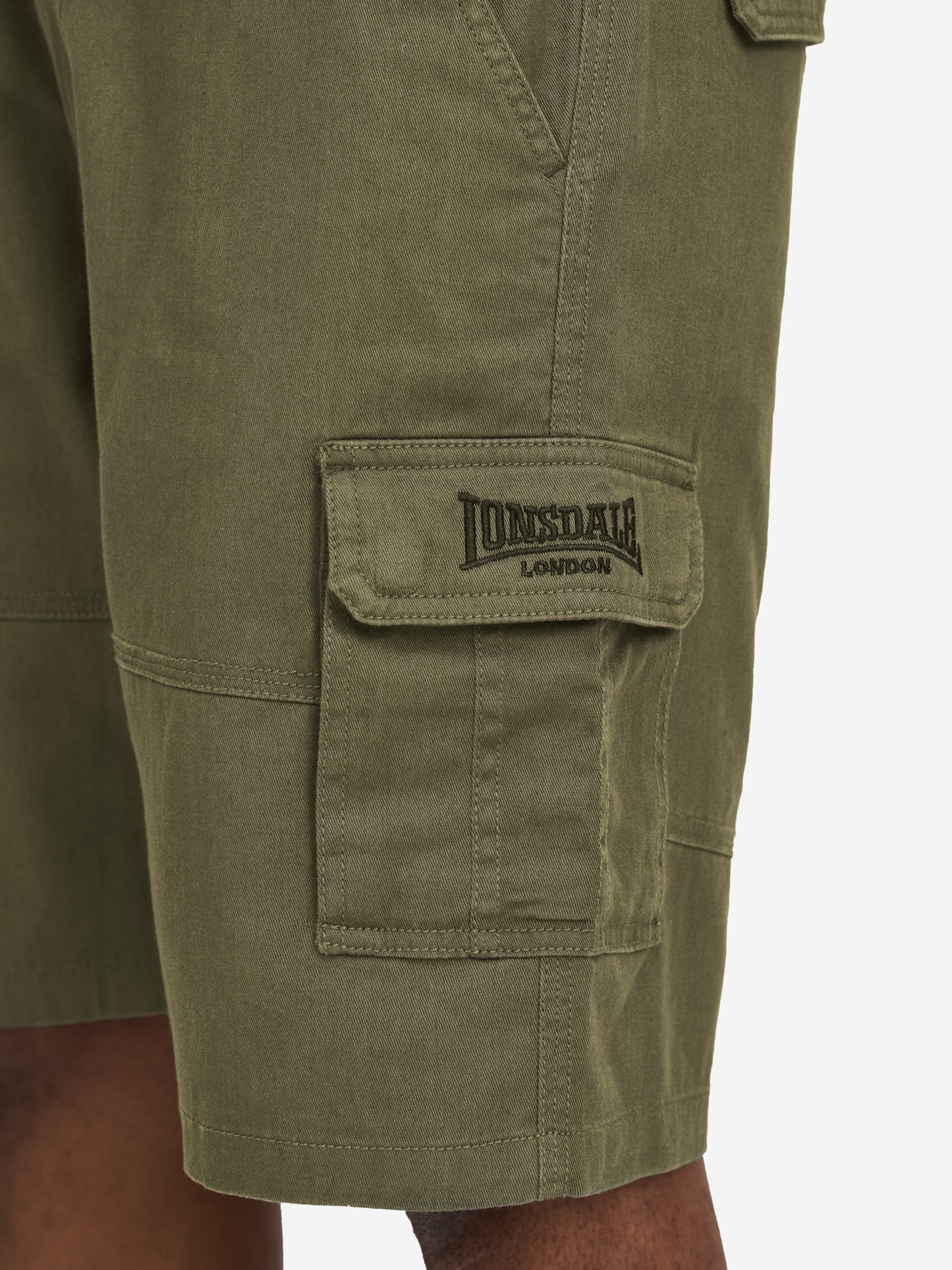 Olivgrüne Herren Cargoshorts in normaler Passform mit Front- und Cargotaschen sowie dezenter Logo-Stickerei.