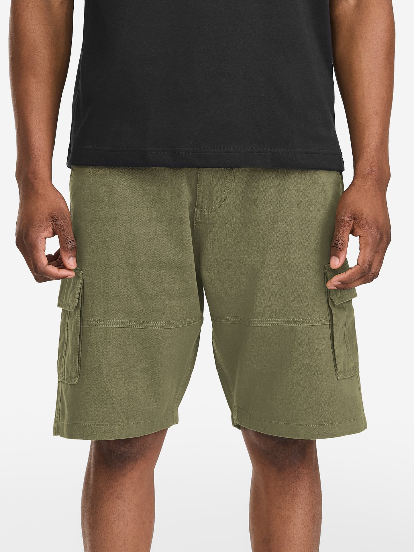 Olivgrüne Herren Cargoshorts in normaler Passform mit Front- und Cargotaschen sowie dezenter Logo-Stickerei.