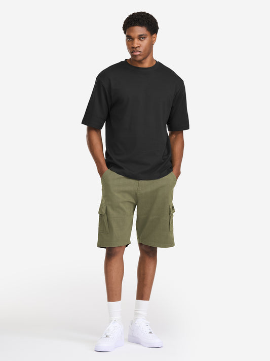 Olivgrüne Herren Cargoshorts in normaler Passform mit Front- und Cargotaschen sowie dezenter Logo-Stickerei.