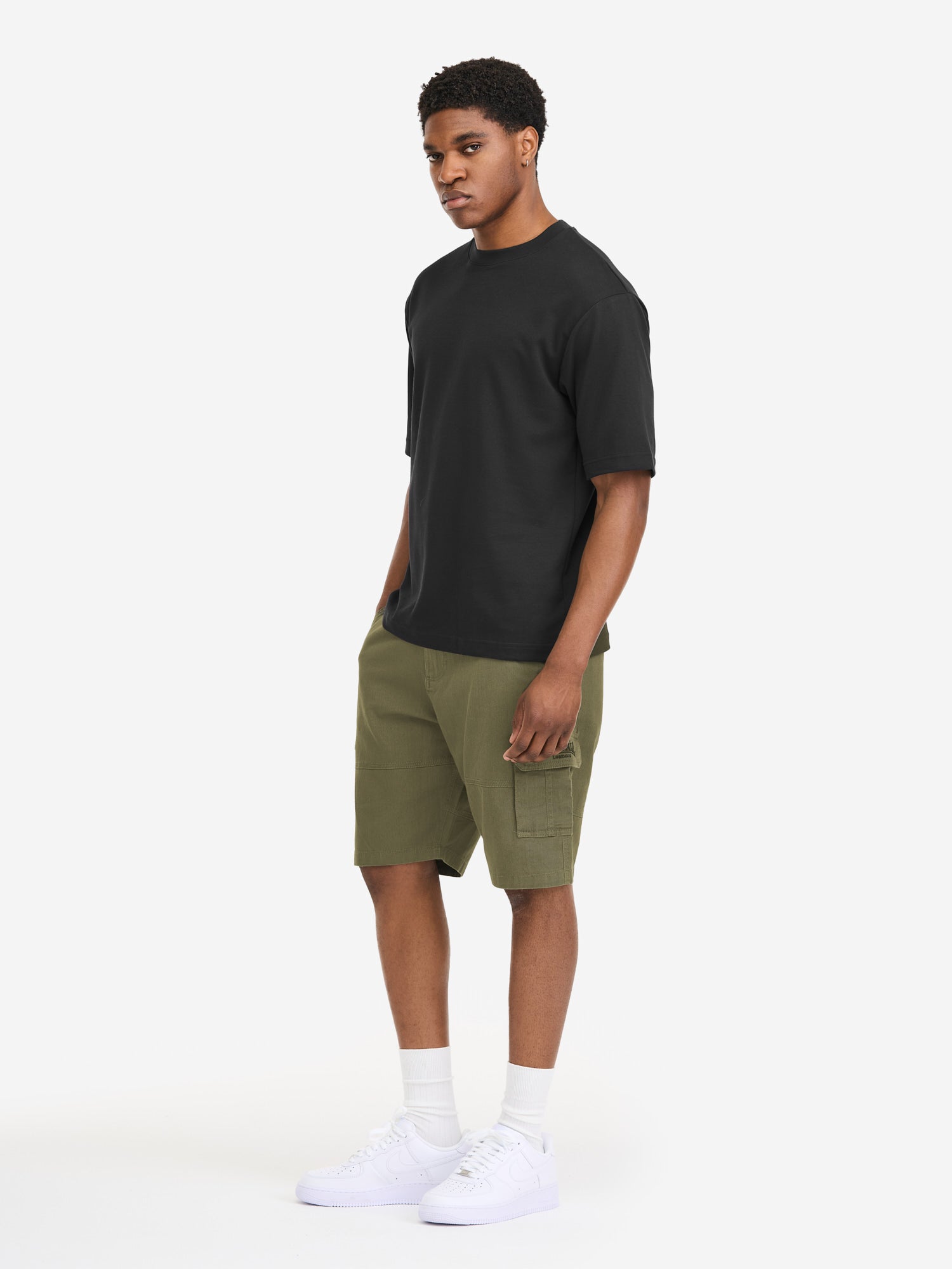 Olivgrüne Herren Cargoshorts in normaler Passform mit Front- und Cargotaschen sowie dezenter Logo-Stickerei.
