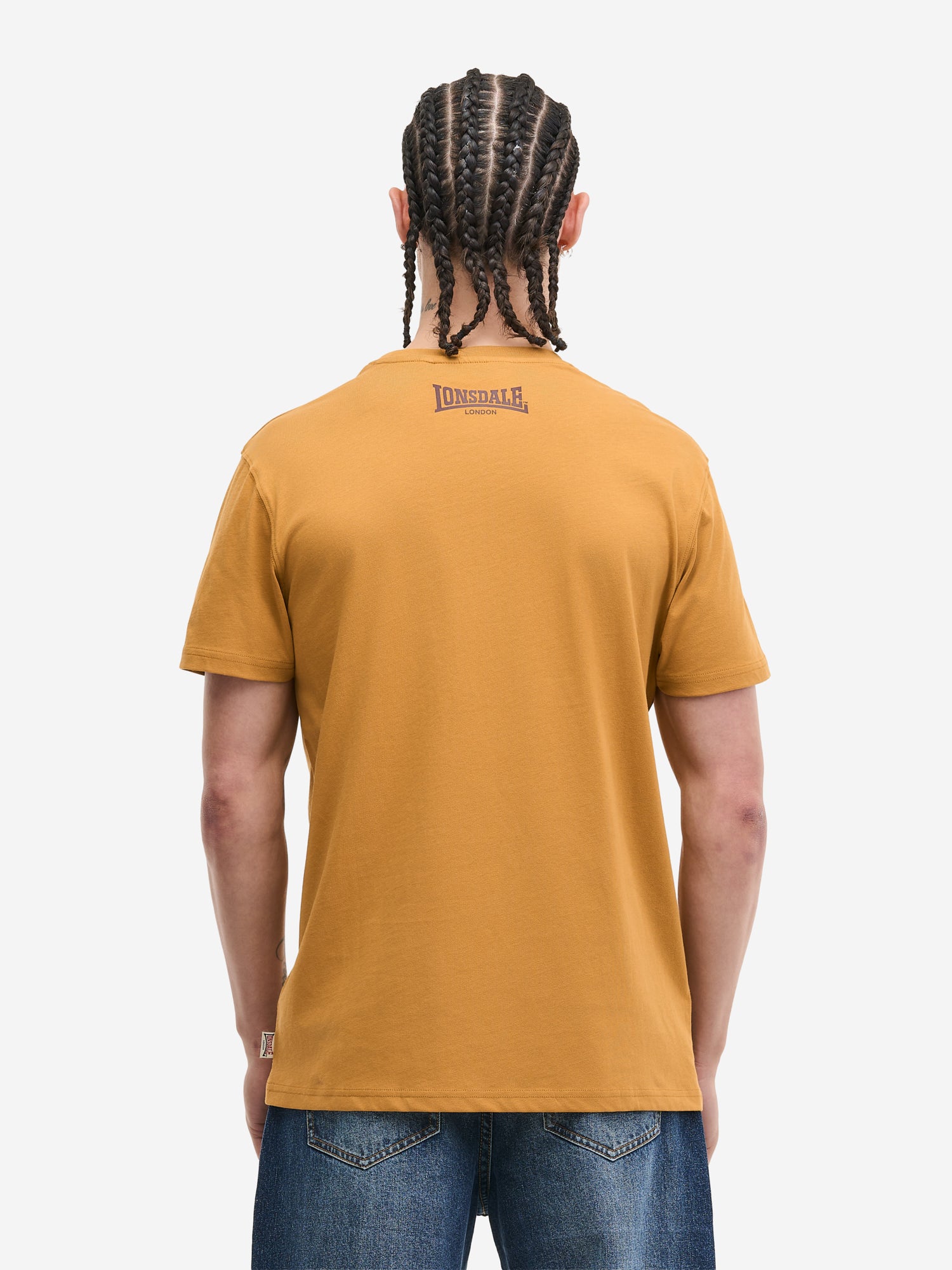 Rückseite des ockerfarbenen Lonsdale T-Shirts mit klassischem Marken-Logo als Kontrastdruck im Nackenbereich.