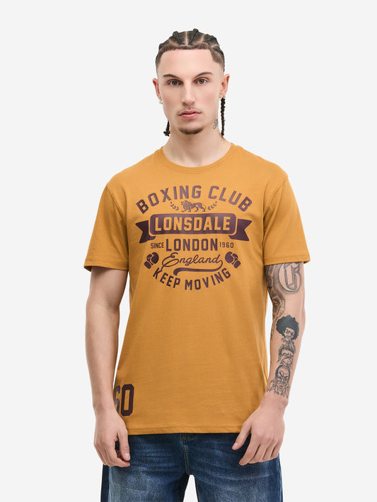 Lonsdale Herren T-Shirt in Ocker mit grossem Vintage-Logo-Print auf der Brust, normale Passform aus Baumwolle.
