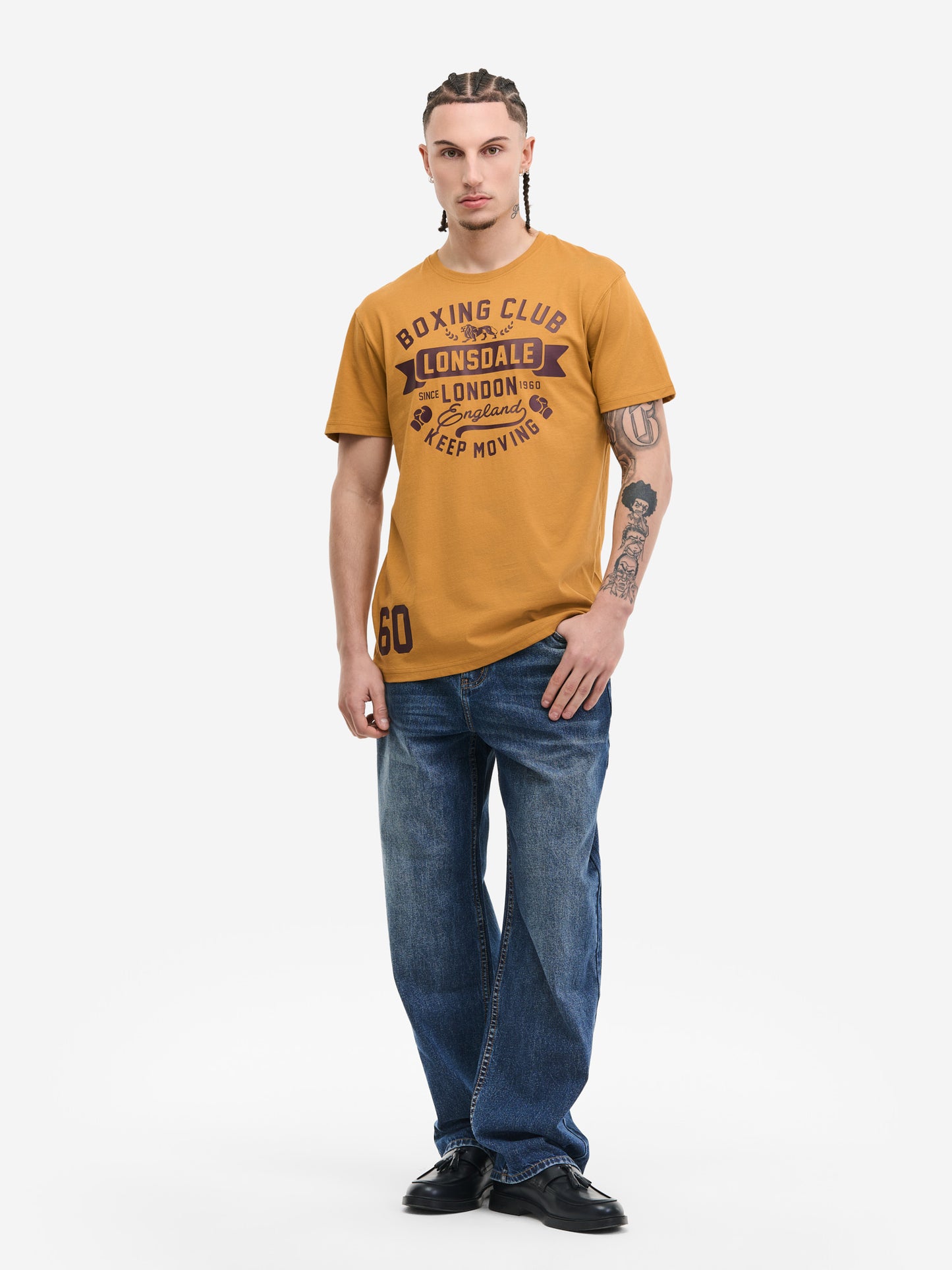 Lonsdale Herren T-Shirt in Ocker mit grossem Vintage-Logo-Print auf der Brust, normale Passform aus Baumwolle.