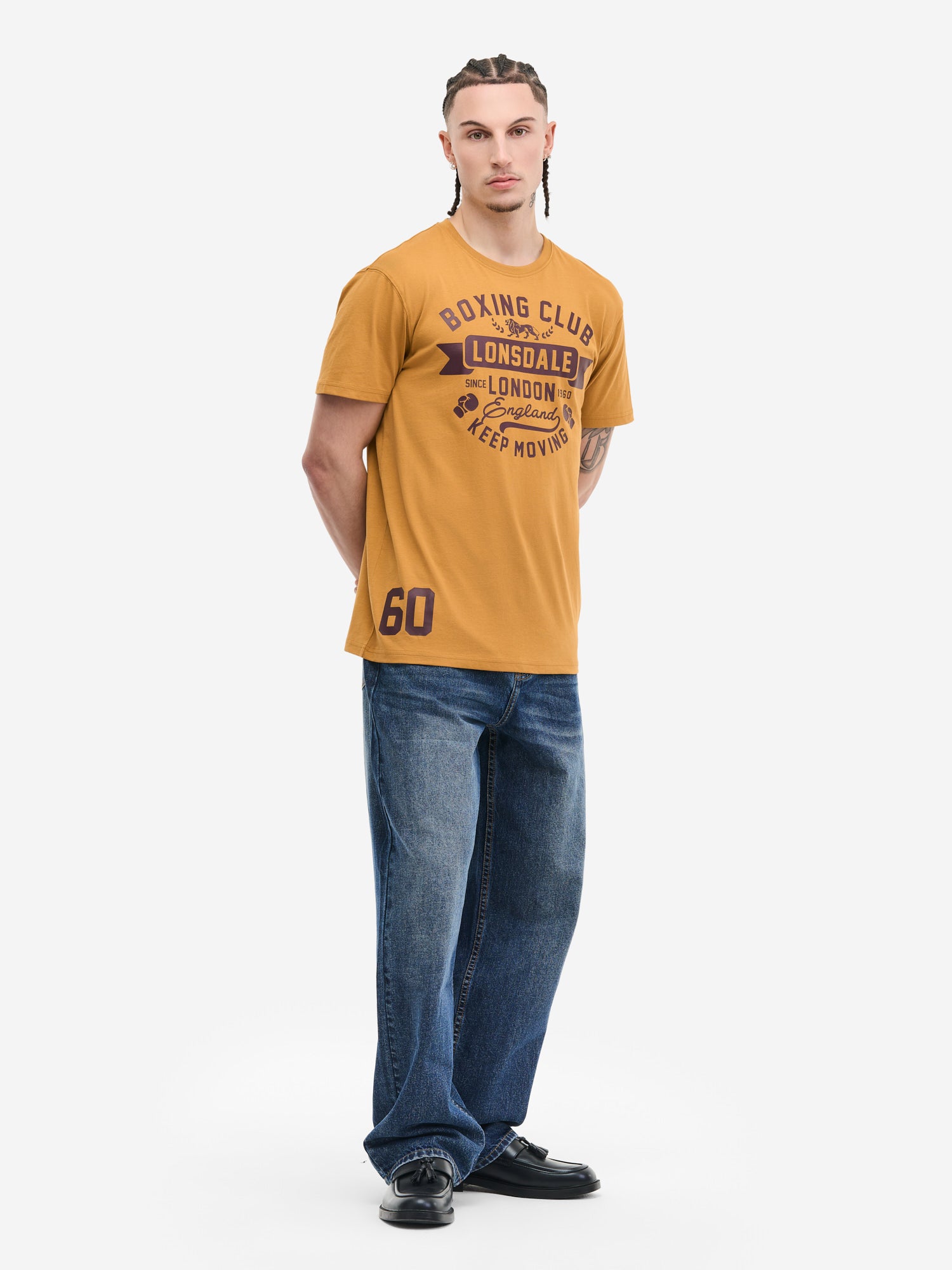 Lonsdale Herren T-Shirt in Ocker mit grossem Vintage-Logo-Print auf der Brust, normale Passform aus Baumwolle.