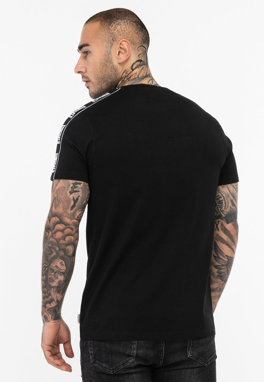 Lonsdale T-Shirt mit Rundhalsausschnitt in klassischem Design; aufgenähte Logo-Streifen verlaufen von den Schultern über beide Ärmel