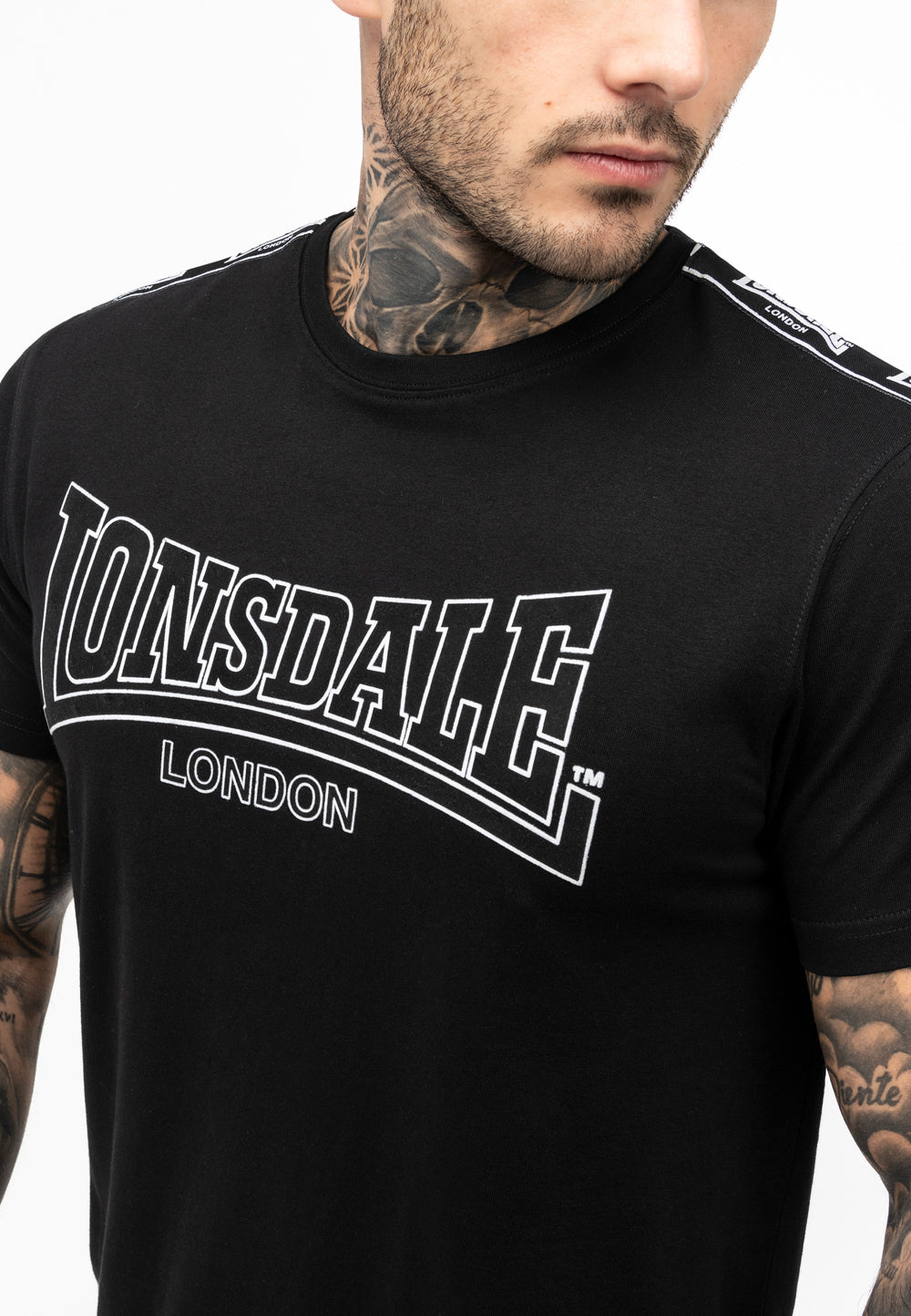 Lonsdale T-Shirt mit Rundhalsausschnitt in klassischem Design; aufgenähte Logo-Streifen verlaufen von den Schultern über beide Ärmel