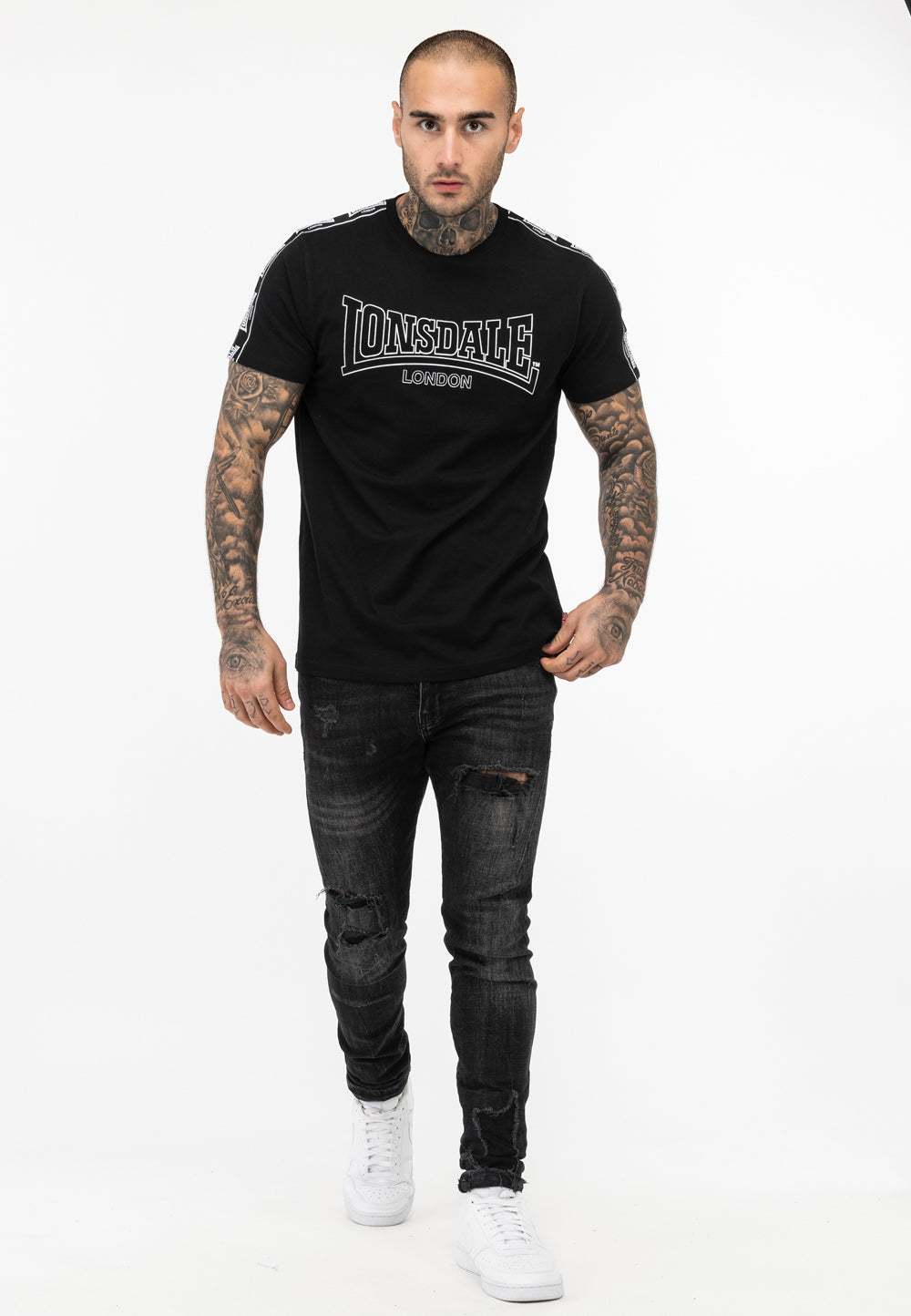 Lonsdale T-Shirt mit Rundhalsausschnitt in klassischem Design; aufgenähte Logo-Streifen verlaufen von den Schultern über beide Ärmel