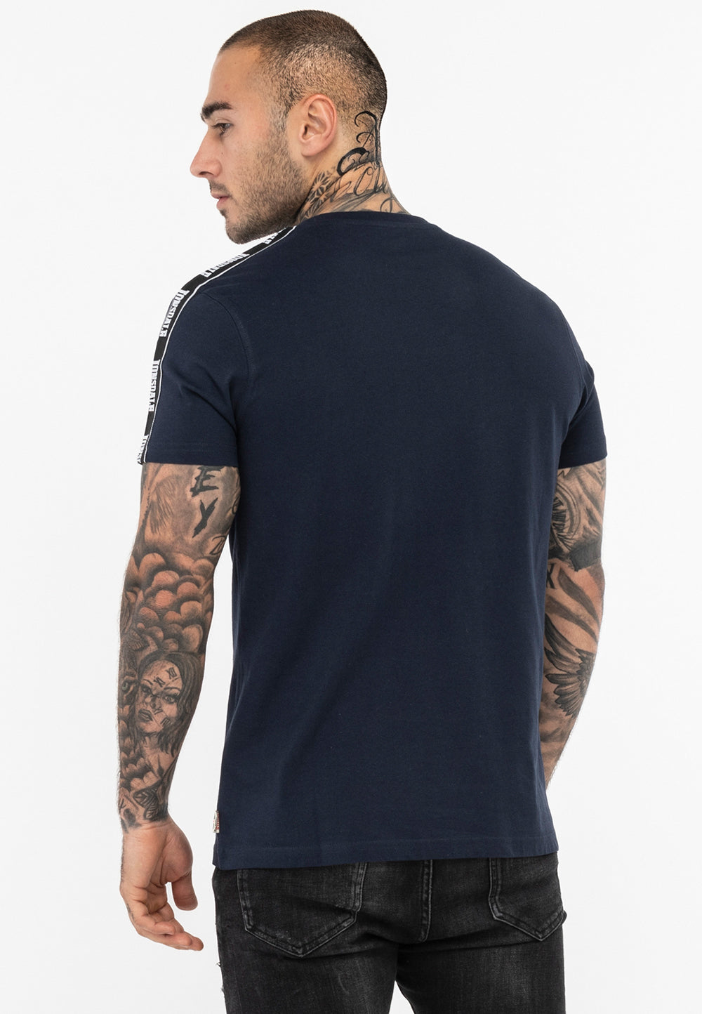 Lonsdale T-Shirt mit Rundhalsausschnitt in klassischem Design; aufgenähte Logo-Streifen verlaufen von den Schultern über beide Ärmel