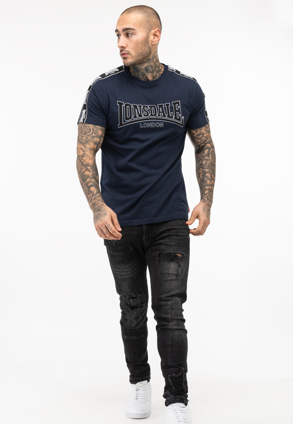 Lonsdale T-Shirt mit Rundhalsausschnitt in klassischem Design; aufgenähte Logo-Streifen verlaufen von den Schultern über beide Ärmel
