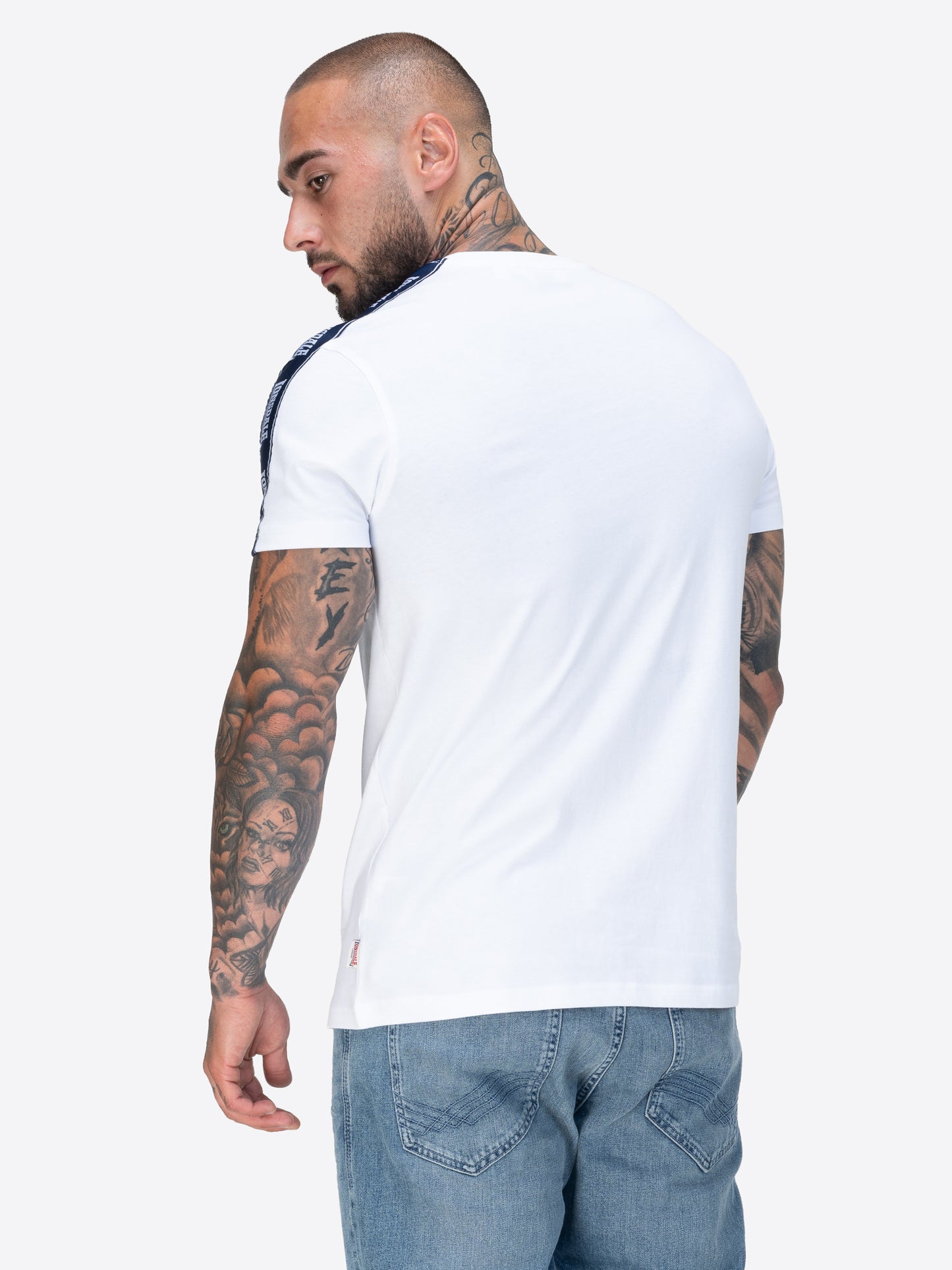 Lonsdale T-Shirt mit Rundhalsausschnitt in klassischem Design; aufgenähte Logo-Streifen verlaufen von den Schultern über beide Ärmel