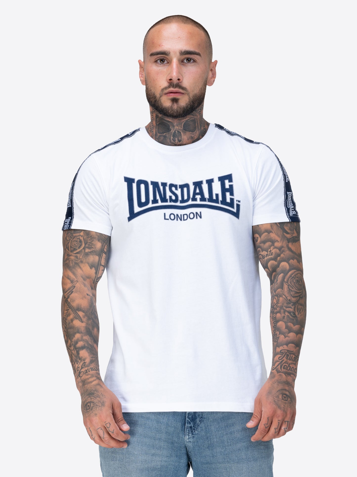 Lonsdale T-Shirt mit Rundhalsausschnitt in klassischem Design; aufgenähte Logo-Streifen verlaufen von den Schultern über beide Ärmel