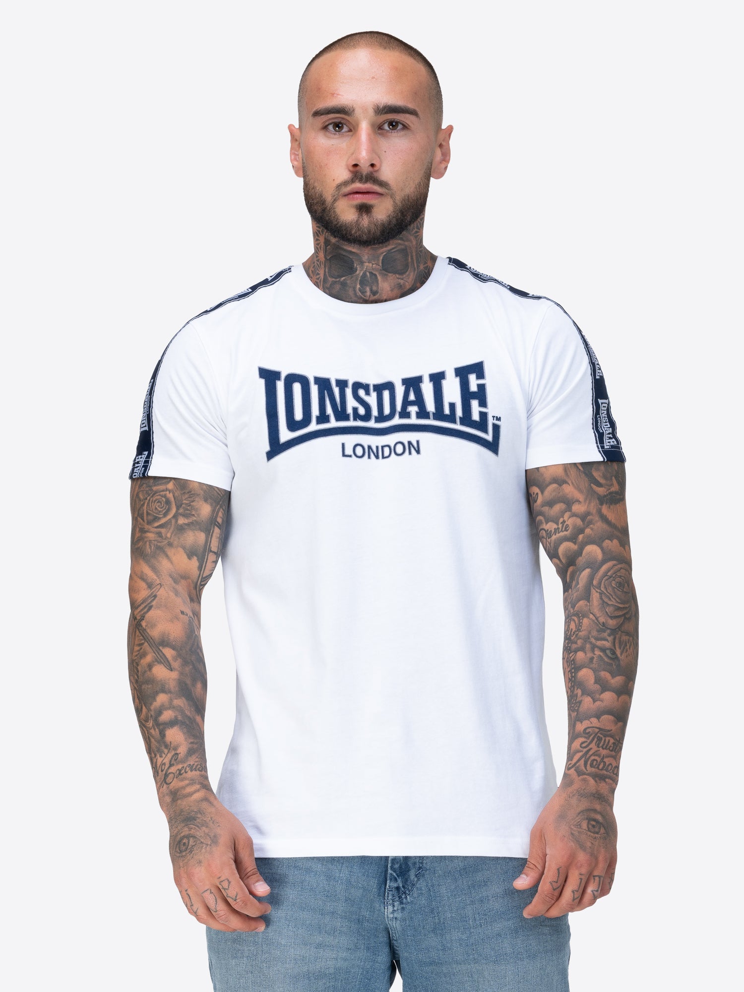 Lonsdale T-Shirt mit Rundhalsausschnitt in klassischem Design; aufgenähte Logo-Streifen verlaufen von den Schultern über beide Ärmel