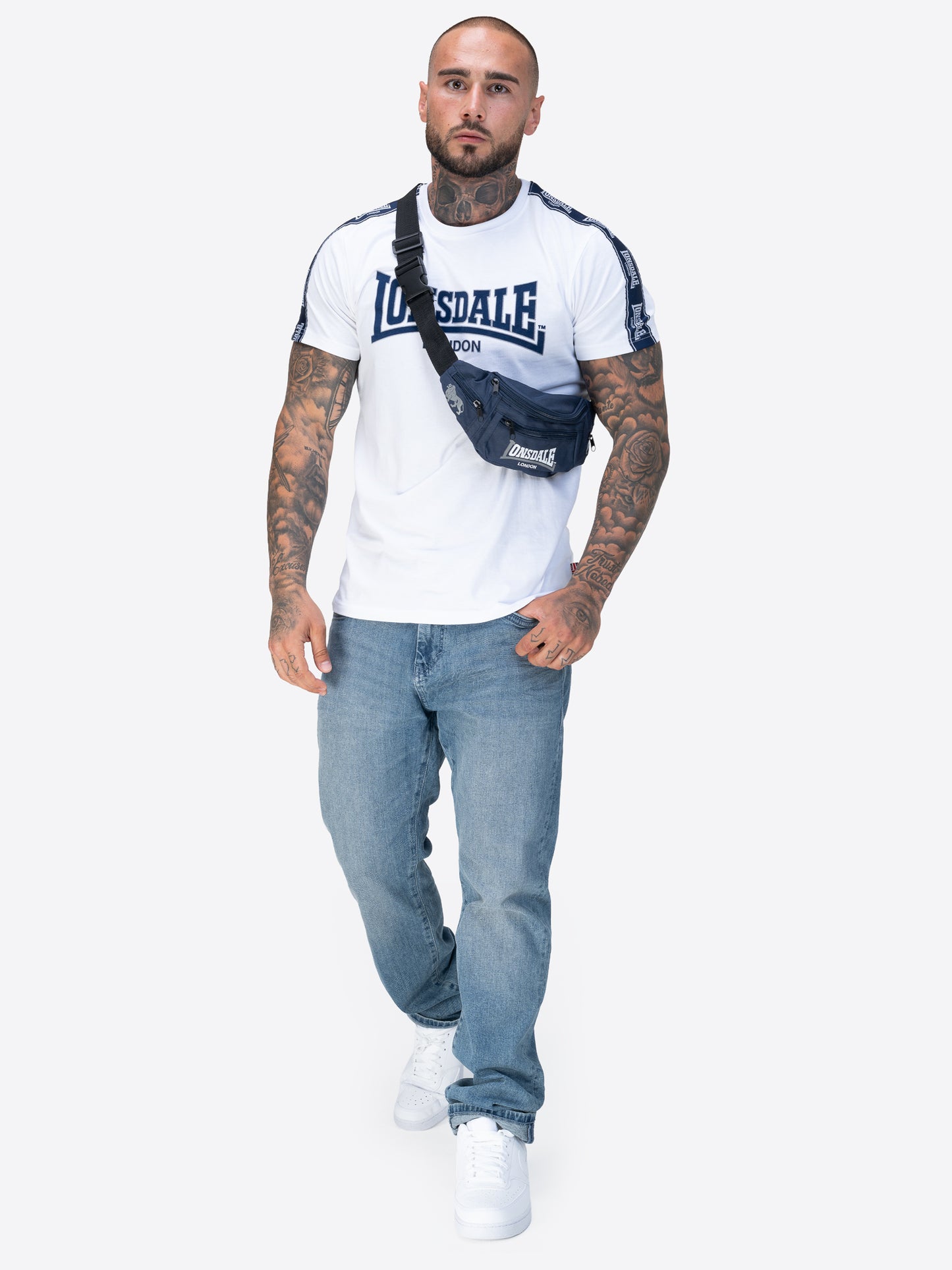 Lonsdale T-Shirt mit Rundhalsausschnitt in klassischem Design; aufgenähte Logo-Streifen verlaufen von den Schultern über beide Ärmel