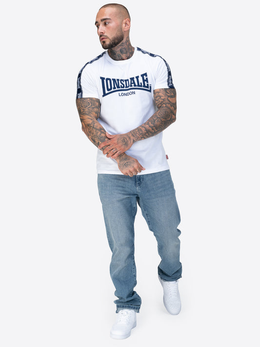 Lonsdale T-Shirt mit Rundhalsausschnitt in klassischem Design; aufgenähte Logo-Streifen verlaufen von den Schultern über beide Ärmel