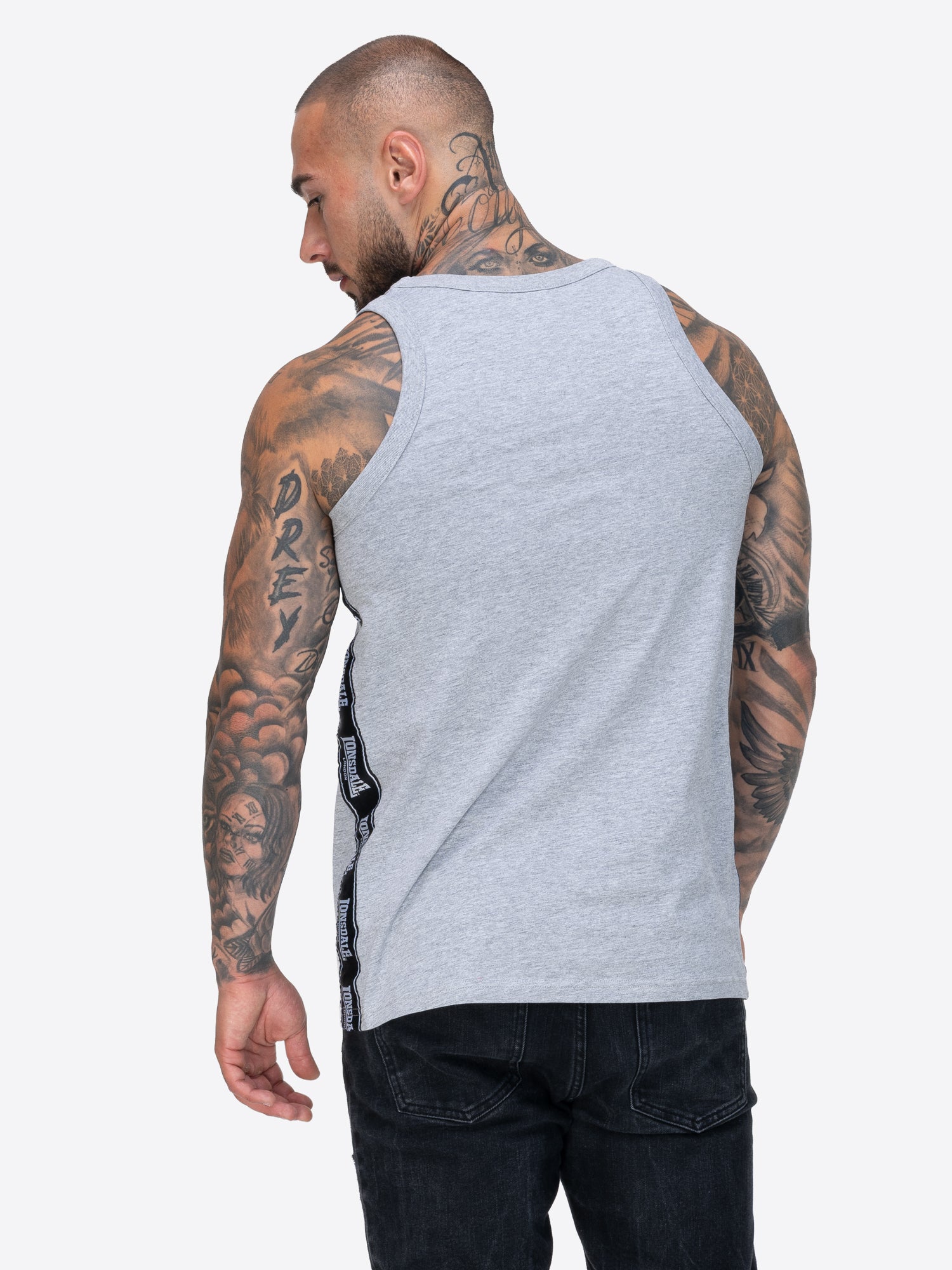 Lonsdale-Singlet mit elastischem Hals- und Armausschnitt, Zierbändern an den Seiten und kleinem Logo auf der Brust