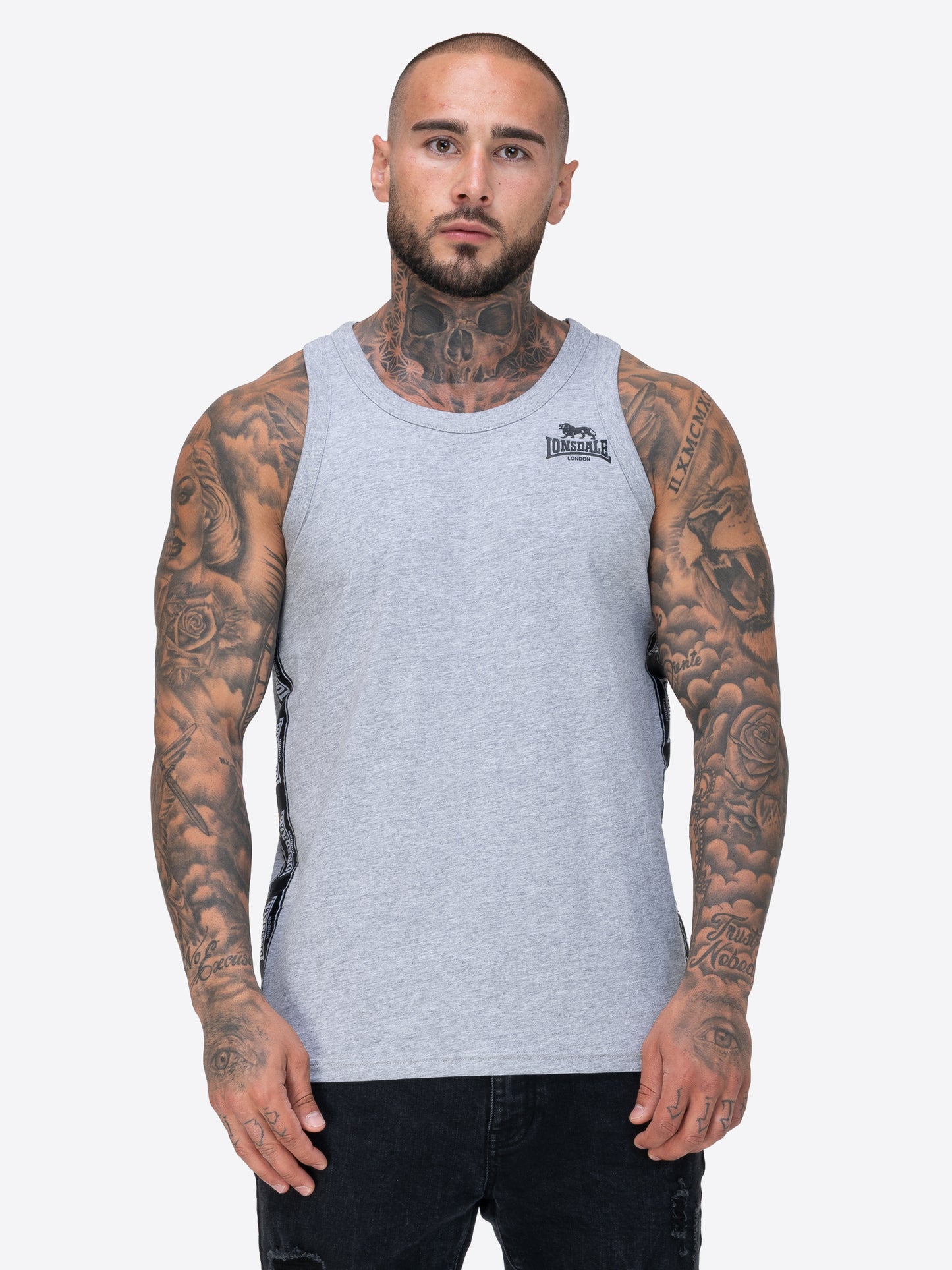 Lonsdale-Singlet mit elastischem Hals- und Armausschnitt, Zierbändern an den Seiten und kleinem Logo auf der Brust