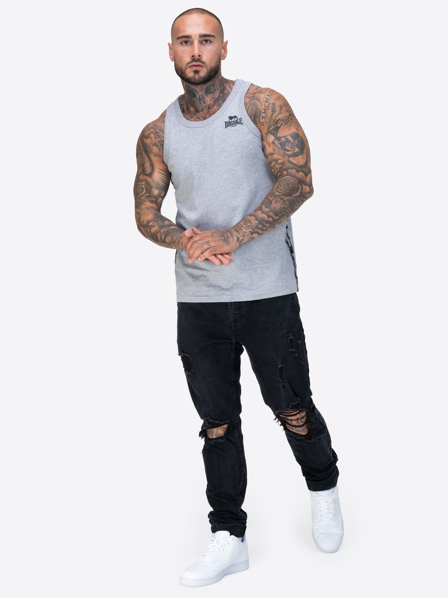 Lonsdale-Singlet mit elastischem Hals- und Armausschnitt, Zierbändern an den Seiten und kleinem Logo auf der Brust