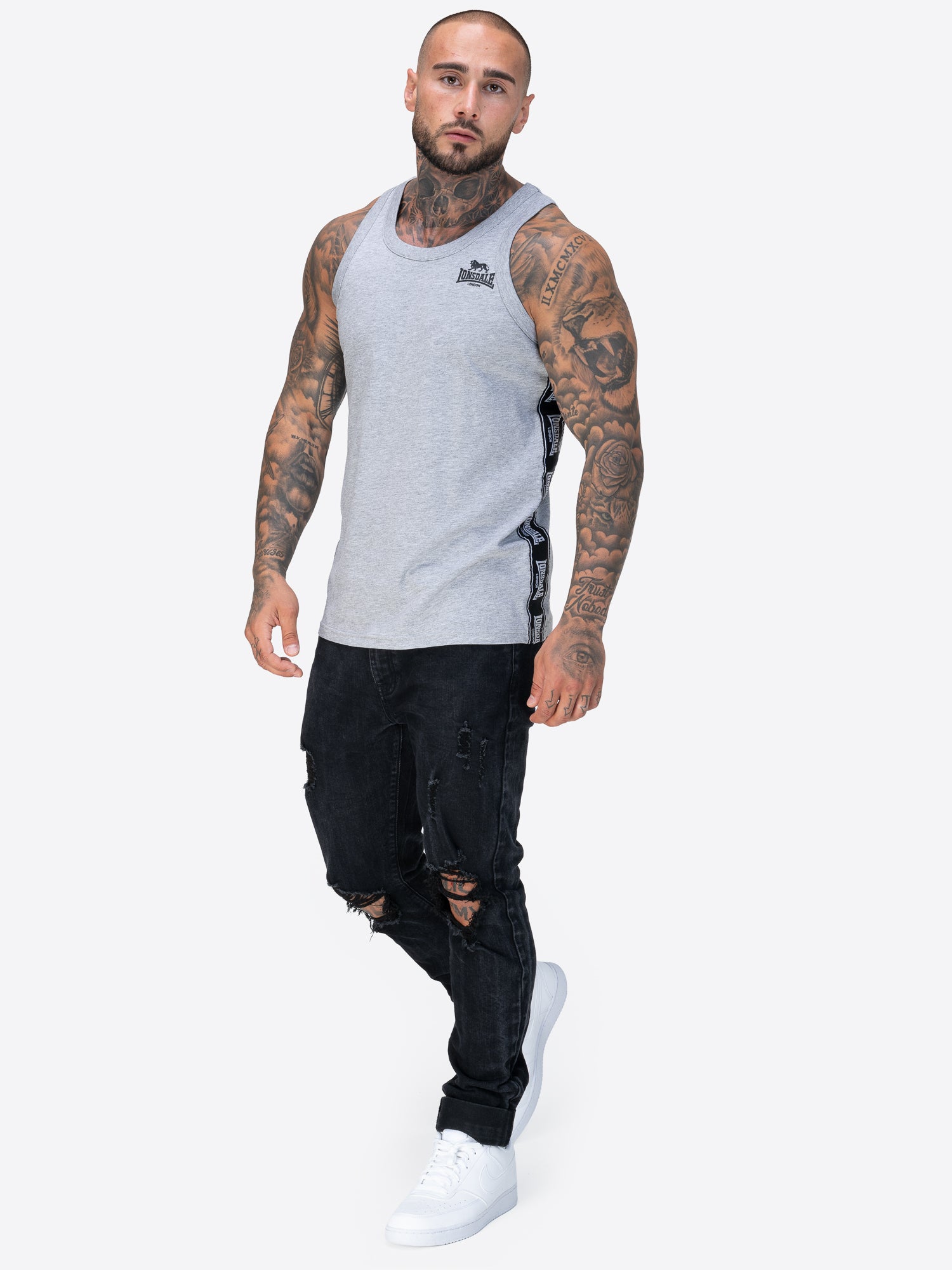 Lonsdale-Singlet mit elastischem Hals- und Armausschnitt, Zierbändern an den Seiten und kleinem Logo auf der Brust