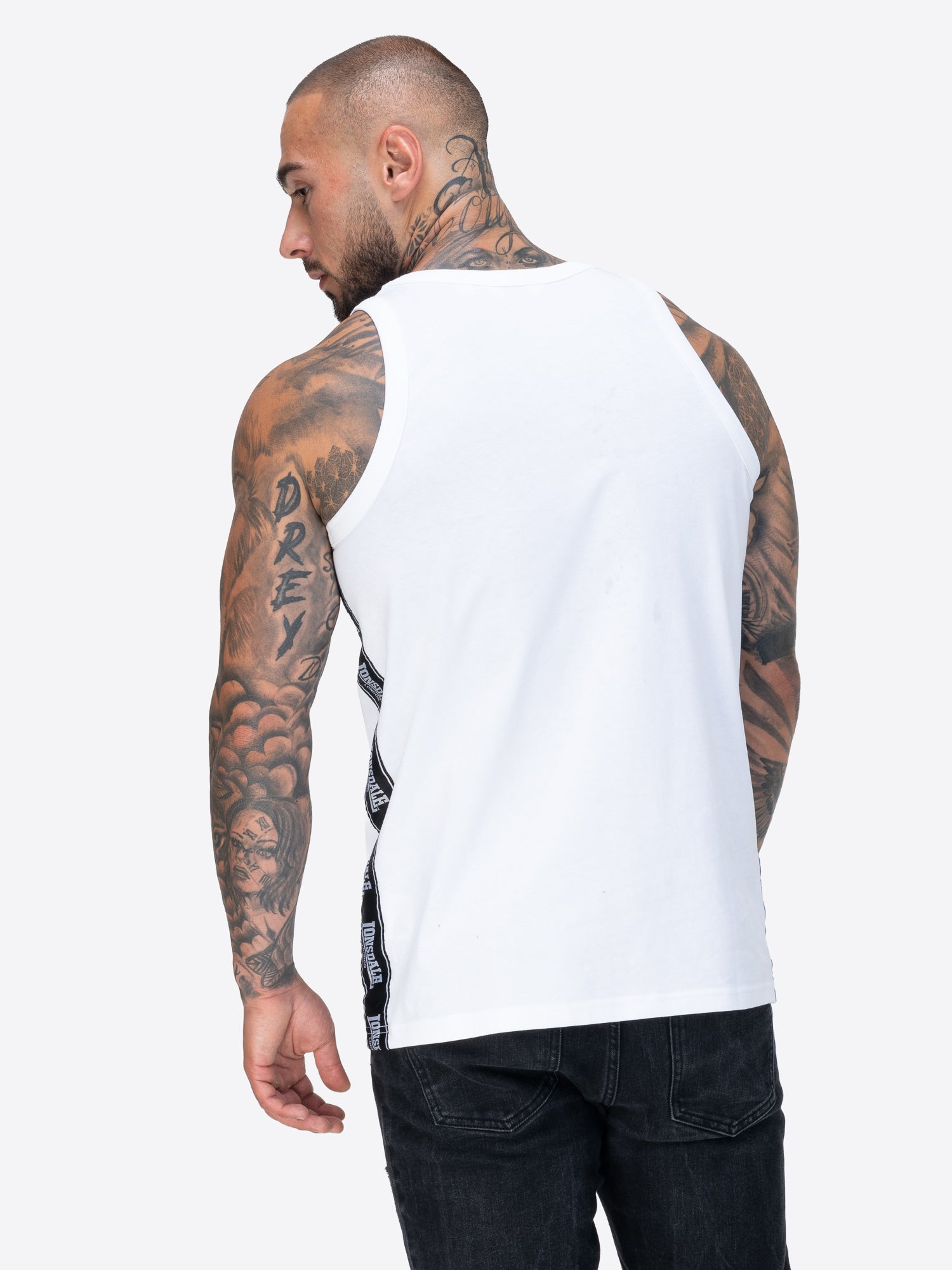 Lonsdale-Singlet mit elastischem Hals- und Armausschnitt, Zierbändern an den Seiten und kleinem Logo auf der Brust