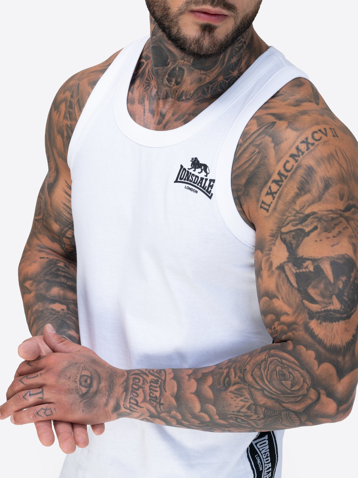 Lonsdale-Singlet mit elastischem Hals- und Armausschnitt, Zierbändern an den Seiten und kleinem Logo auf der Brust