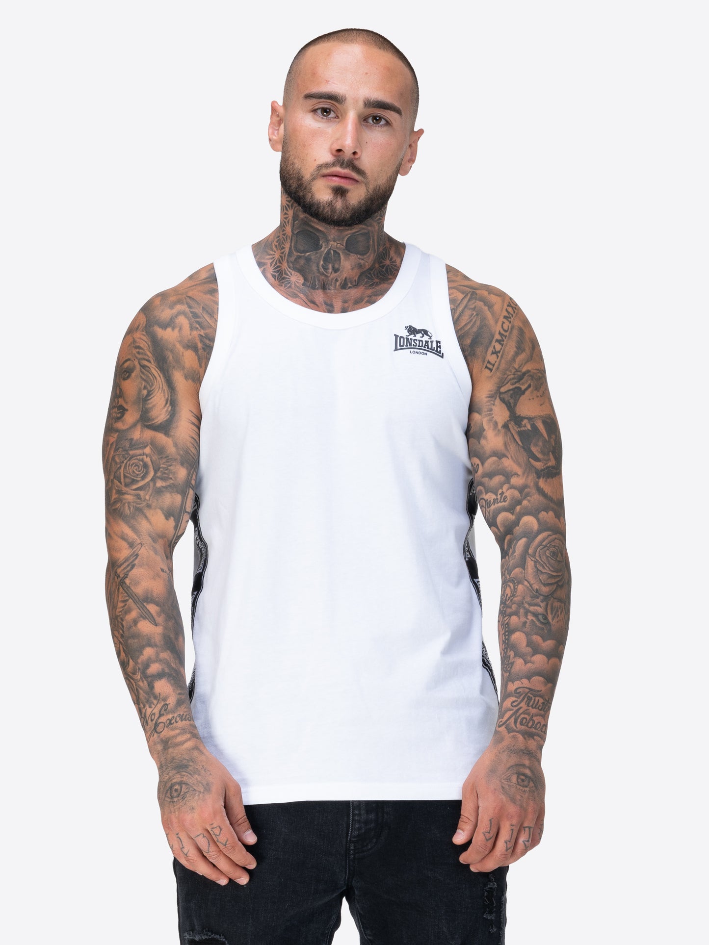 Lonsdale-Singlet mit elastischem Hals- und Armausschnitt, Zierbändern an den Seiten und kleinem Logo auf der Brust