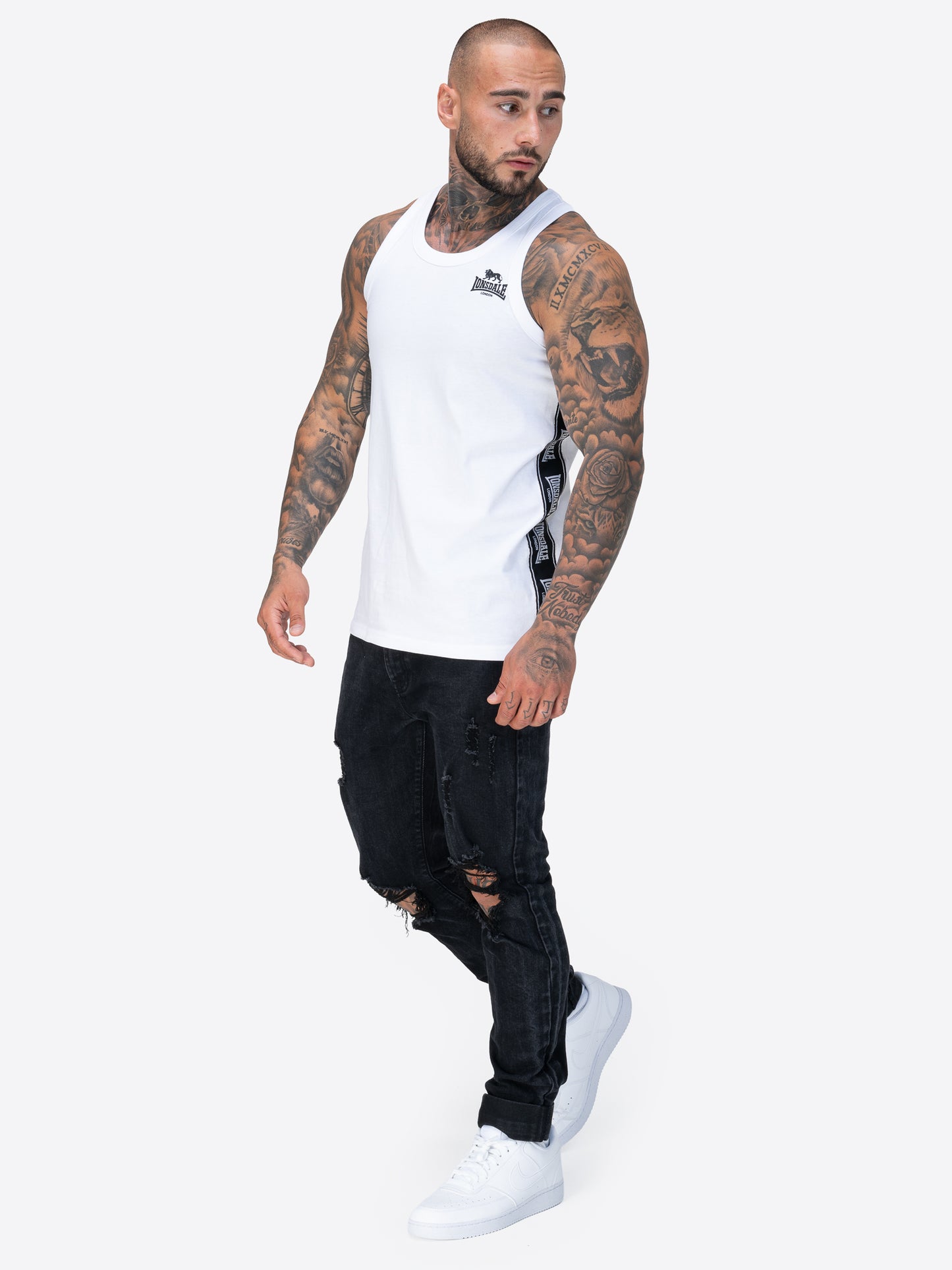 Lonsdale-Singlet mit elastischem Hals- und Armausschnitt, Zierbändern an den Seiten und kleinem Logo auf der Brust