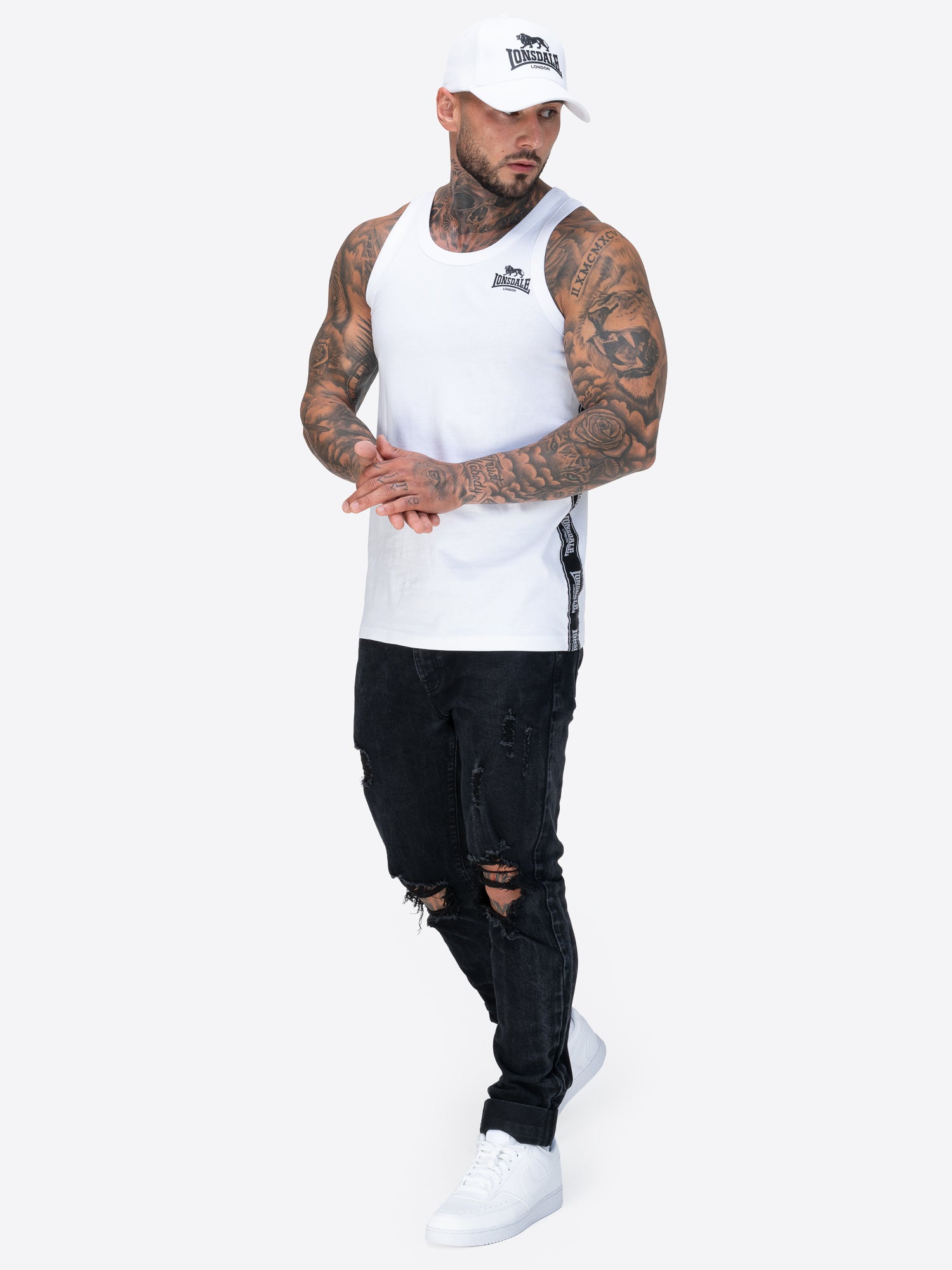 Lonsdale-Singlet mit elastischem Hals- und Armausschnitt, Zierbändern an den Seiten und kleinem Logo auf der Brust