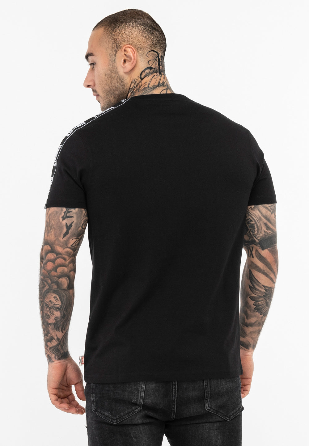 Lonsdale T-Shirt mit Rundhalsausschnitt, schmalen Zierbändern von den Schultern über die Ärmel und kleinem Logo-Druck auf der Brust.