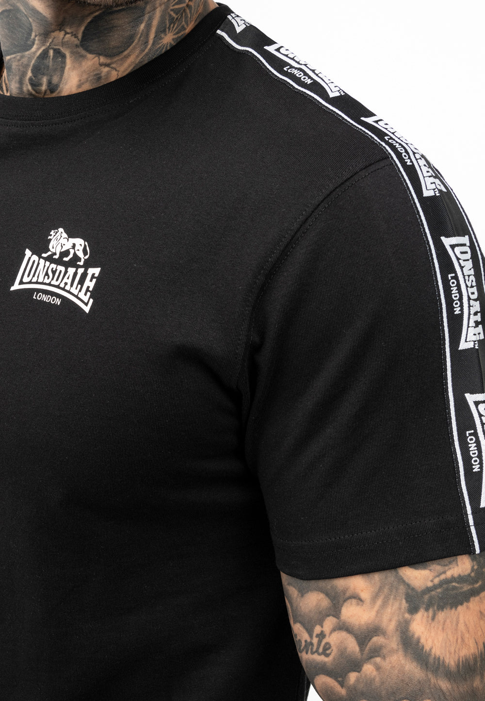 Lonsdale T-Shirt mit Rundhalsausschnitt, schmalen Zierbändern von den Schultern über die Ärmel und kleinem Logo-Druck auf der Brust.