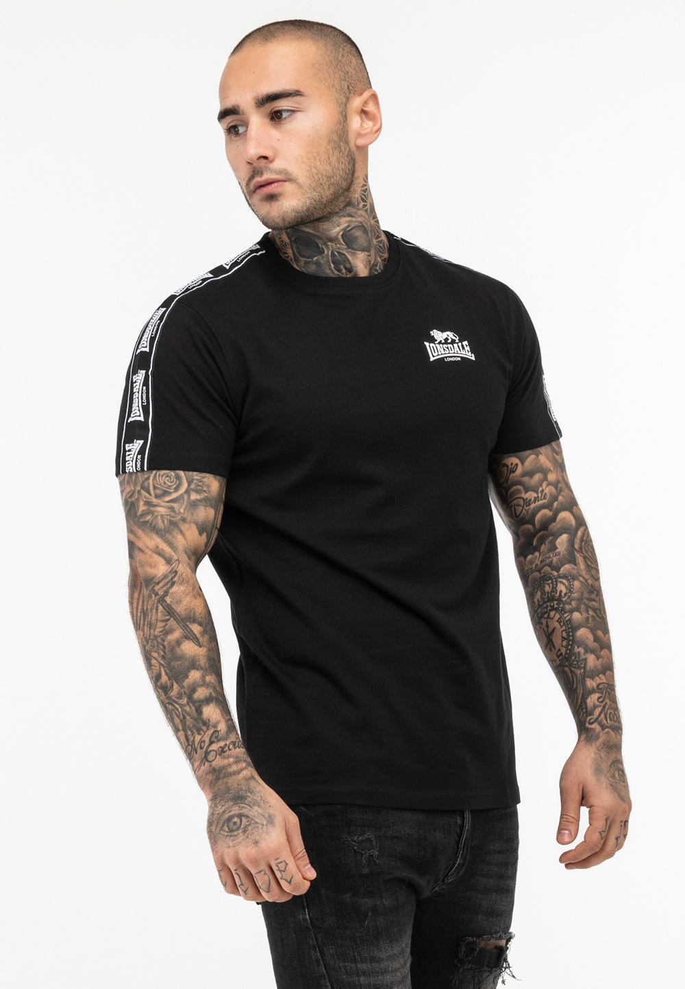 Lonsdale T-Shirt mit Rundhalsausschnitt, schmalen Zierbändern von den Schultern über die Ärmel und kleinem Logo-Druck auf der Brust.