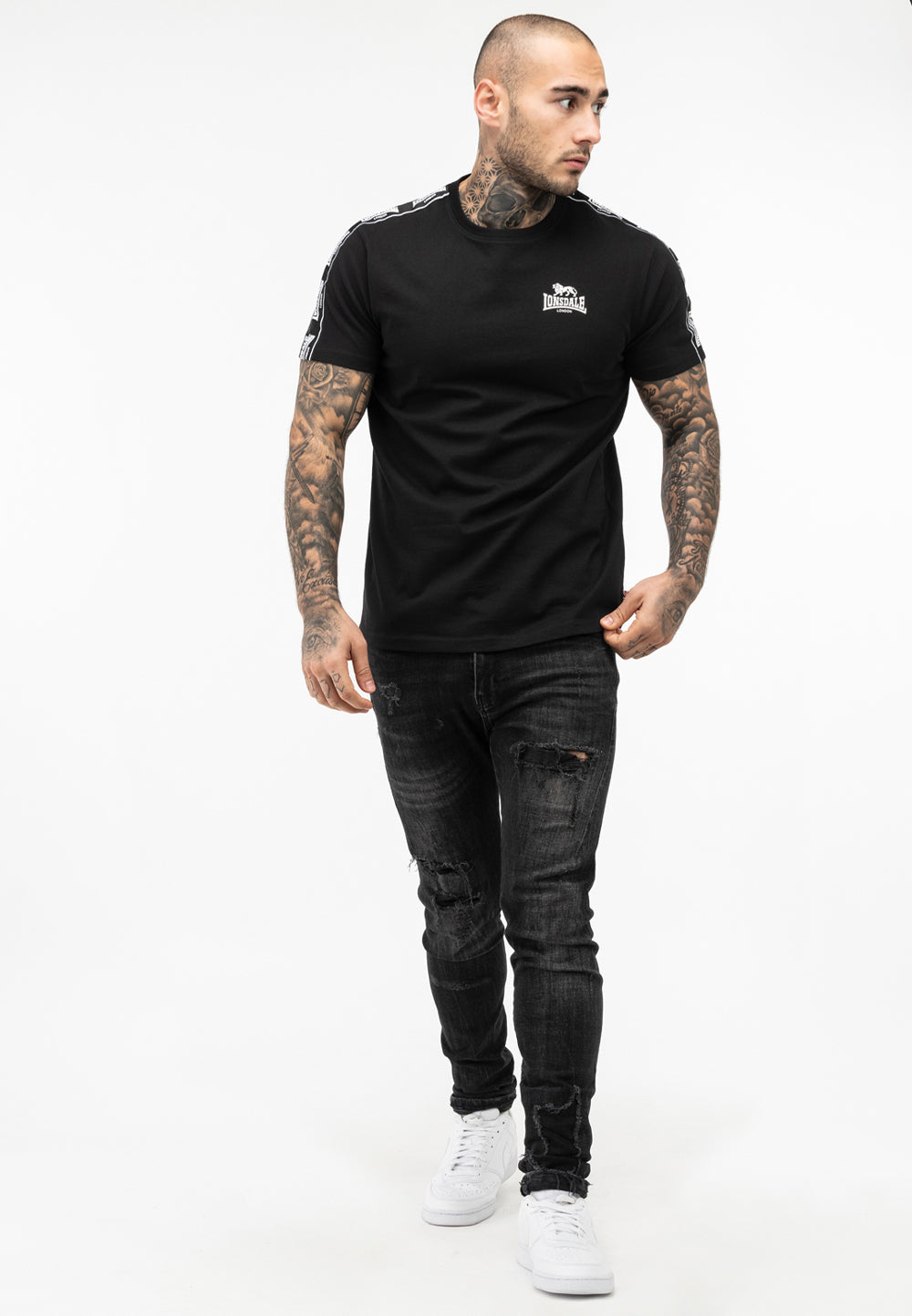 Lonsdale T-Shirt mit Rundhalsausschnitt, schmalen Zierbändern von den Schultern über die Ärmel und kleinem Logo-Druck auf der Brust.