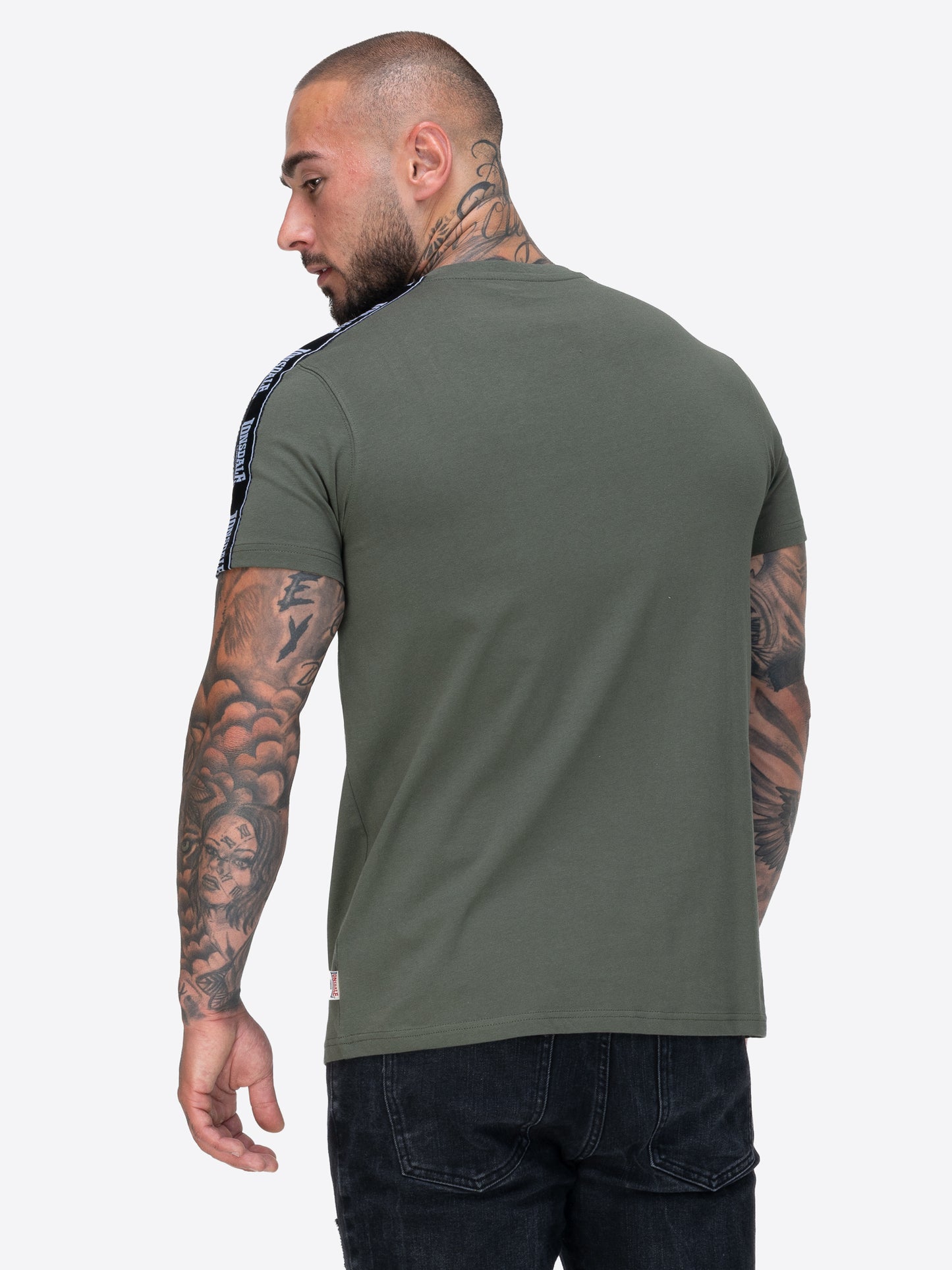 Lonsdale T-Shirt mit Rundhalsausschnitt, schmalen Zierbändern von den Schultern über die Ärmel und kleinem Logo-Druck auf der Brust