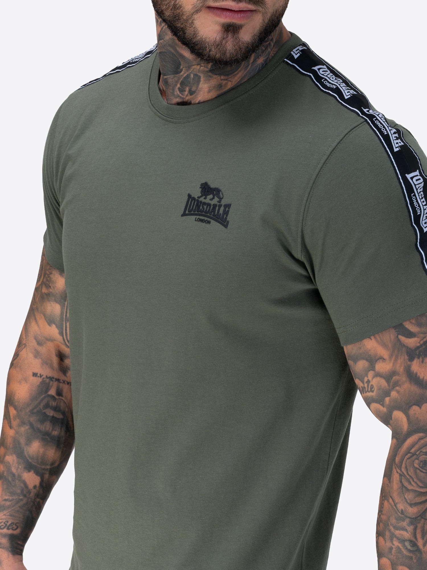 Lonsdale T-Shirt mit Rundhalsausschnitt, schmalen Zierbändern von den Schultern über die Ärmel und kleinem Logo-Druck auf der Brust