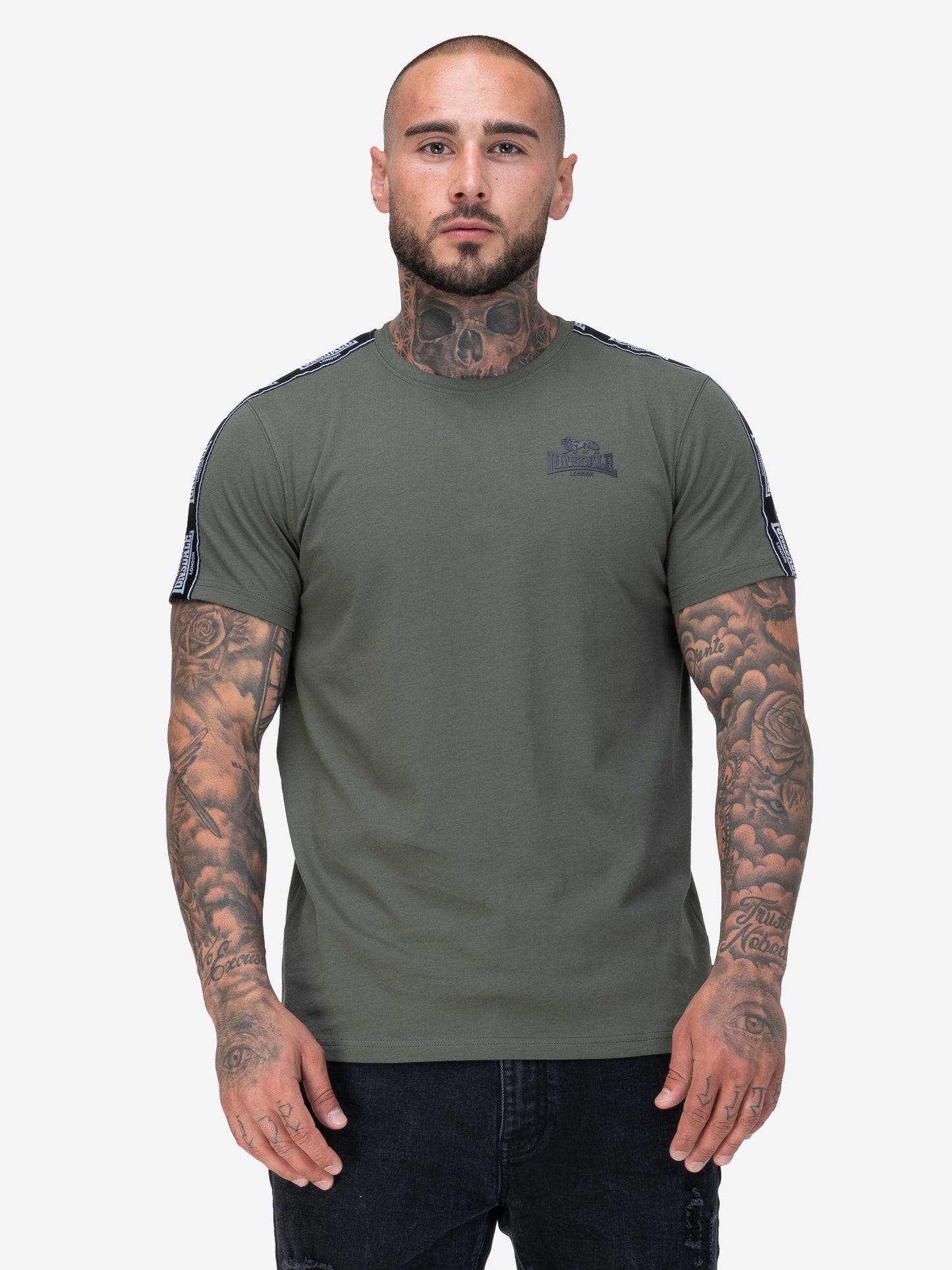 Lonsdale T-Shirt mit Rundhalsausschnitt, schmalen Zierbändern von den Schultern über die Ärmel und kleinem Logo-Druck auf der Brust