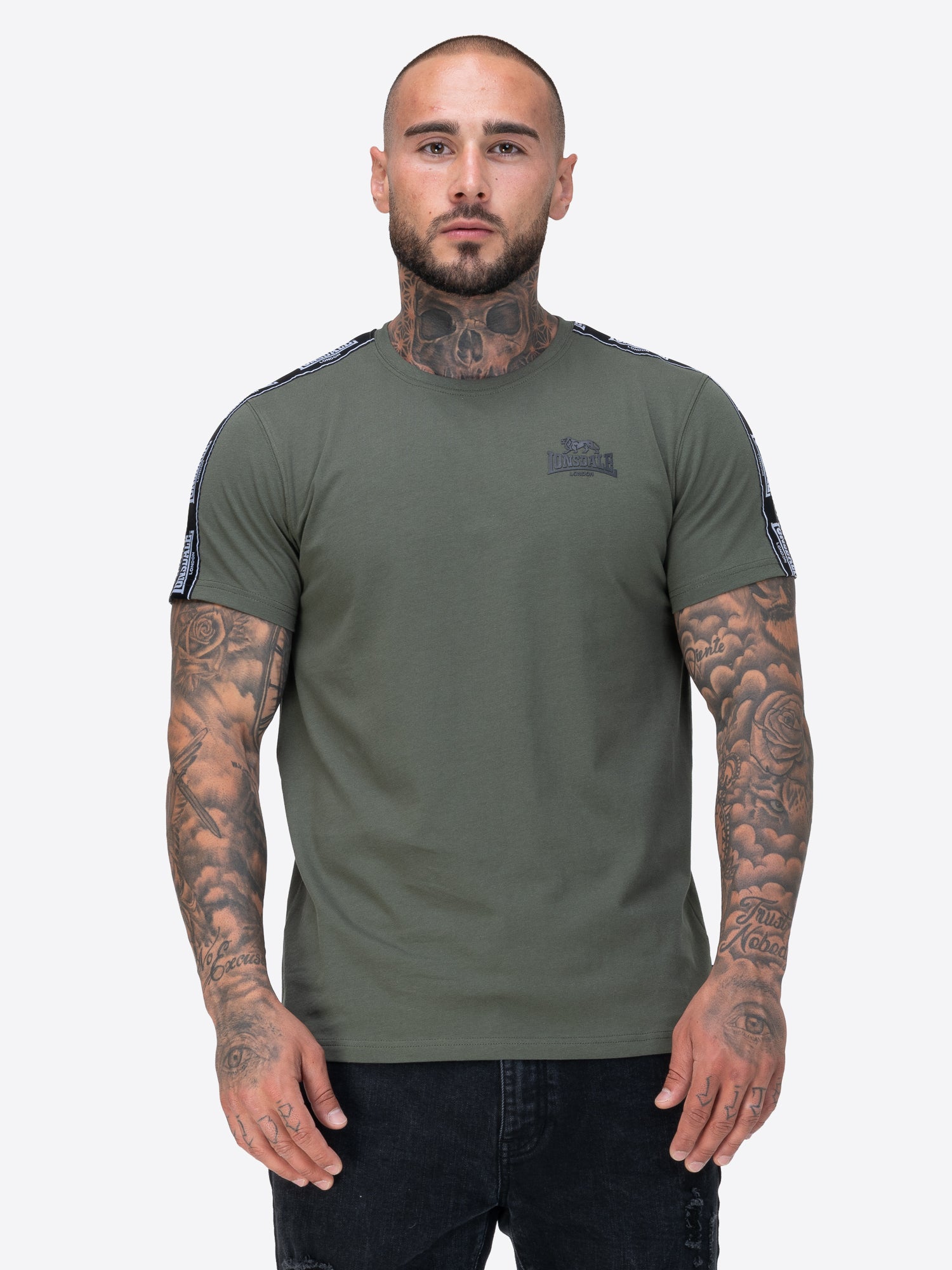 Lonsdale T-Shirt mit Rundhalsausschnitt, schmalen Zierbändern von den Schultern über die Ärmel und kleinem Logo-Druck auf der Brust