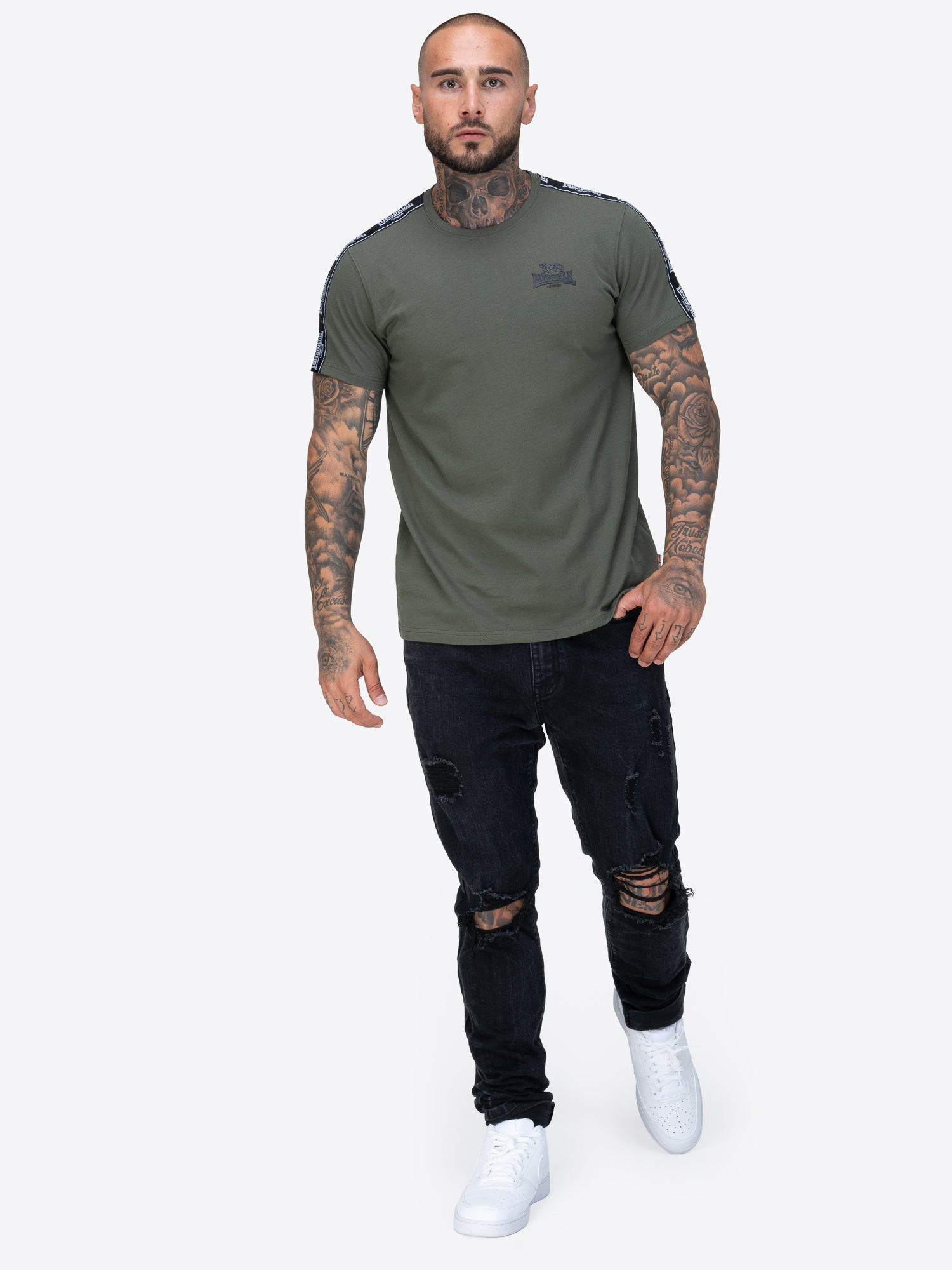 Lonsdale T-Shirt mit Rundhalsausschnitt, schmalen Zierbändern von den Schultern über die Ärmel und kleinem Logo-Druck auf der Brust