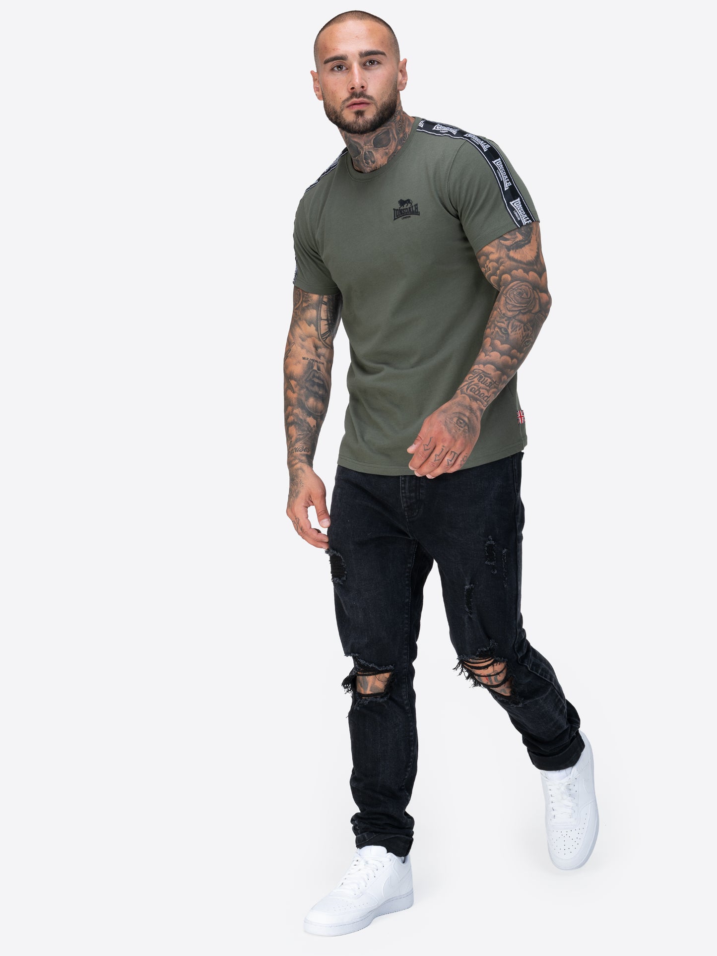 Lonsdale T-Shirt mit Rundhalsausschnitt, schmalen Zierbändern von den Schultern über die Ärmel und kleinem Logo-Druck auf der Brust