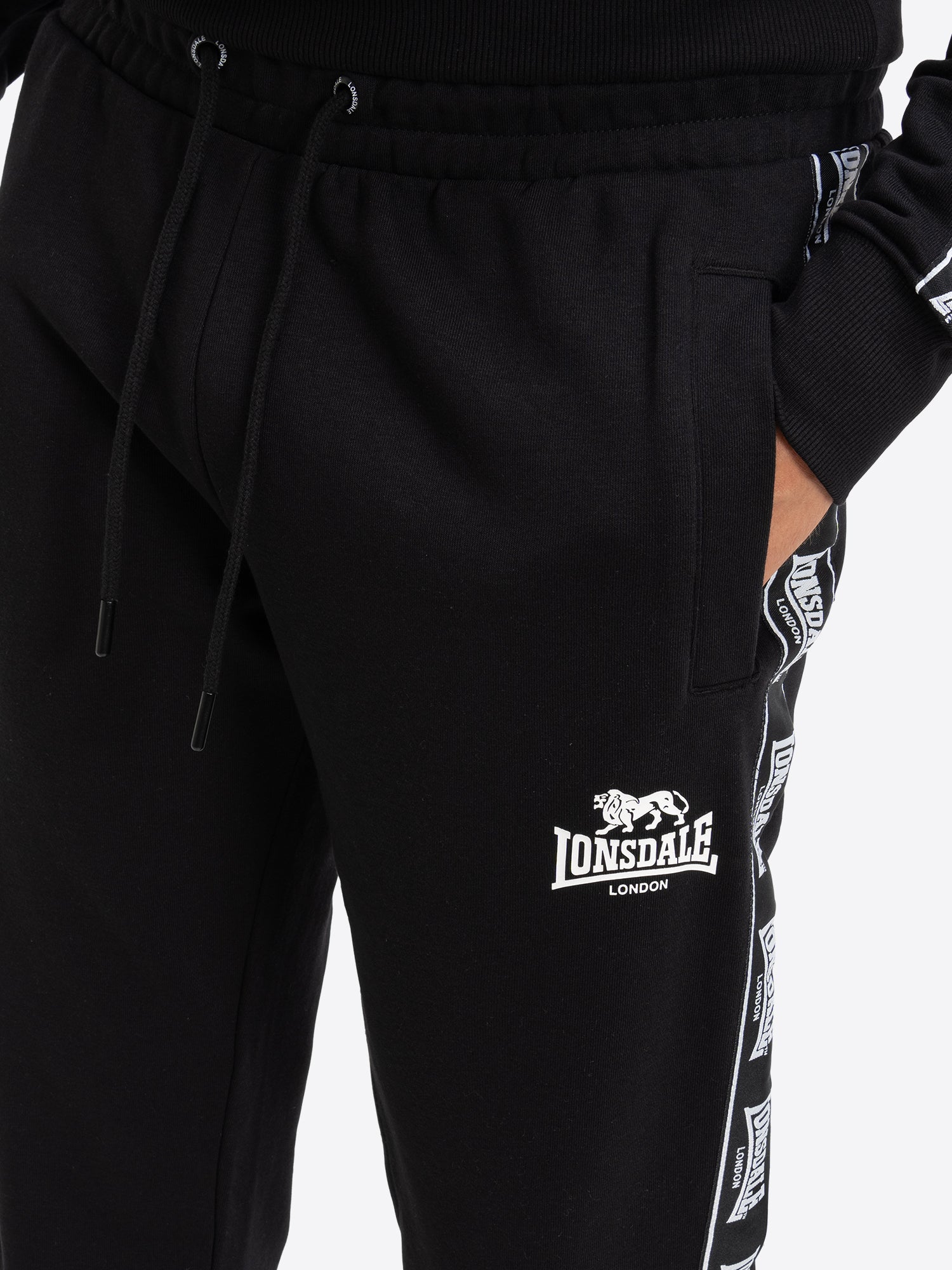 Lonsdale Jogginghose mit Logo-Tapes, sportlichem Schnitt und Seitentaschen – ideal für Freizeit und Training