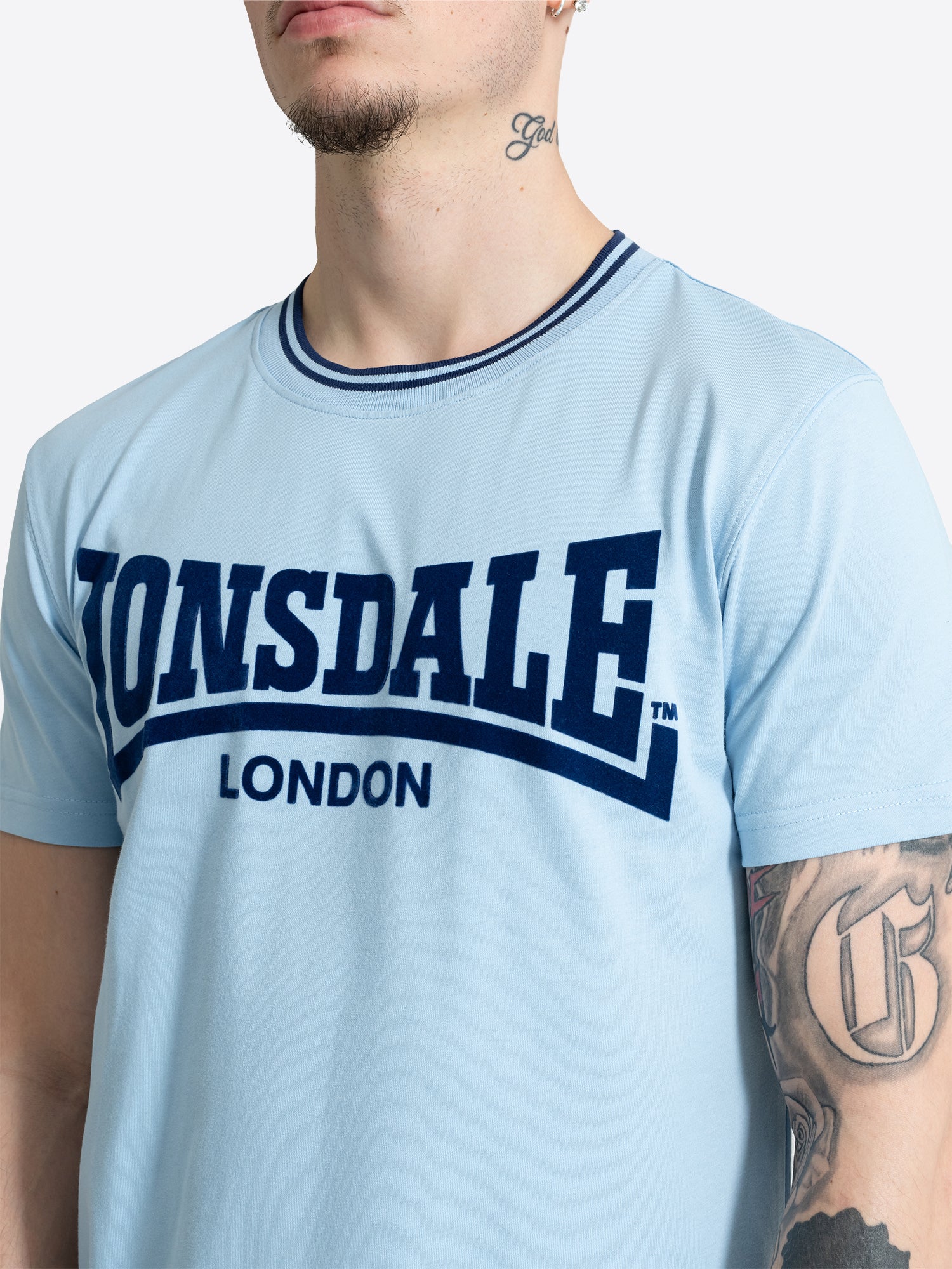 Lonsdale Logo-Flockdruck und gestreifter Rundhalsausschnitt Detail