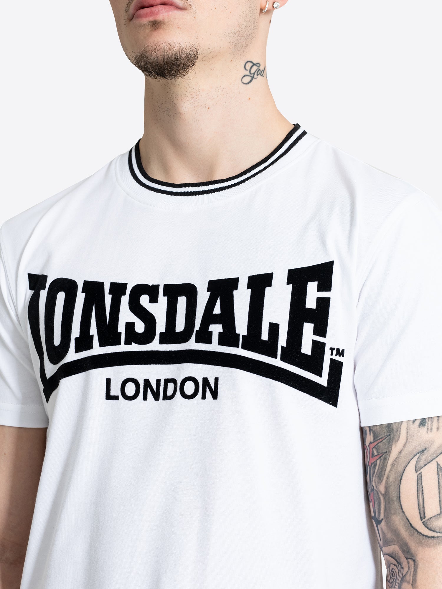 Lonsdale Logo-Flockdruck und gestreifter Rundhalsausschnitt Detail