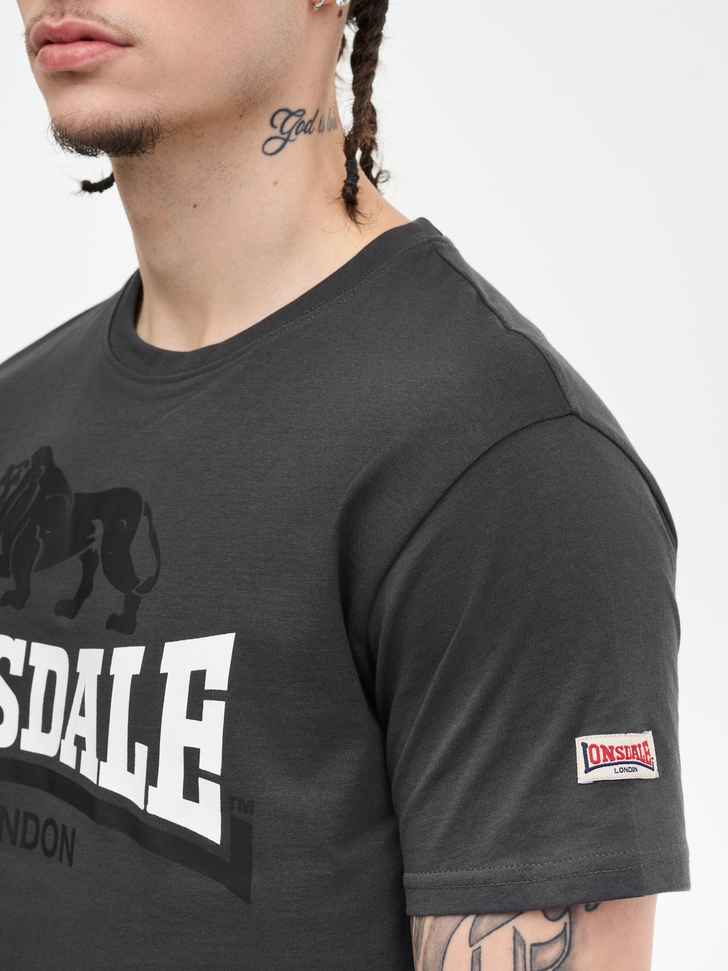 Lonsdale Lion Two Tone Herren T-Shirt Anthracite, normale Passform, mit zweifarbigem Brust-Logo und Ärmel-Label.