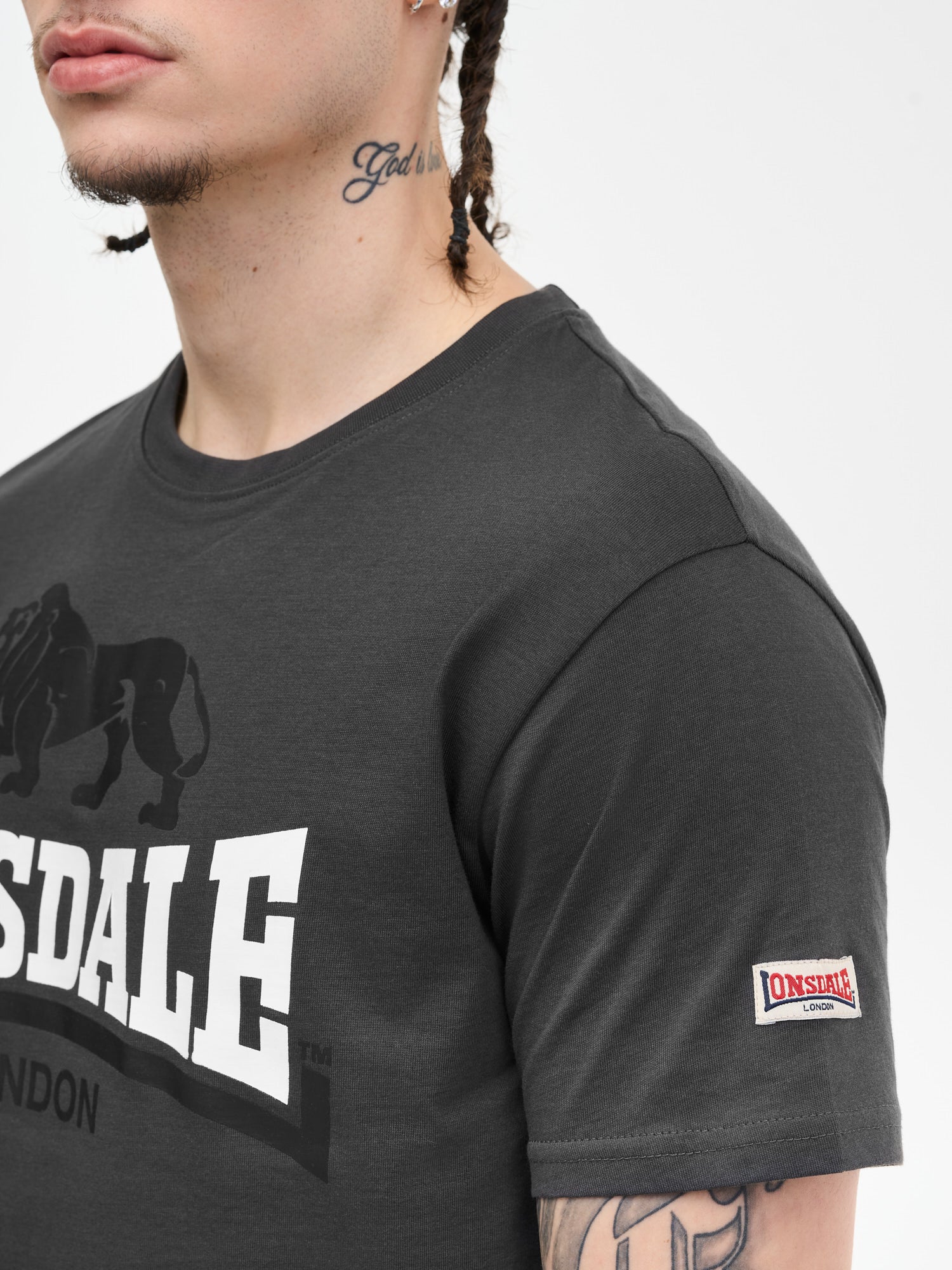 Lonsdale Lion Two Tone Herren T-Shirt Anthracite, normale Passform, mit zweifarbigem Brust-Logo und Ärmel-Label.