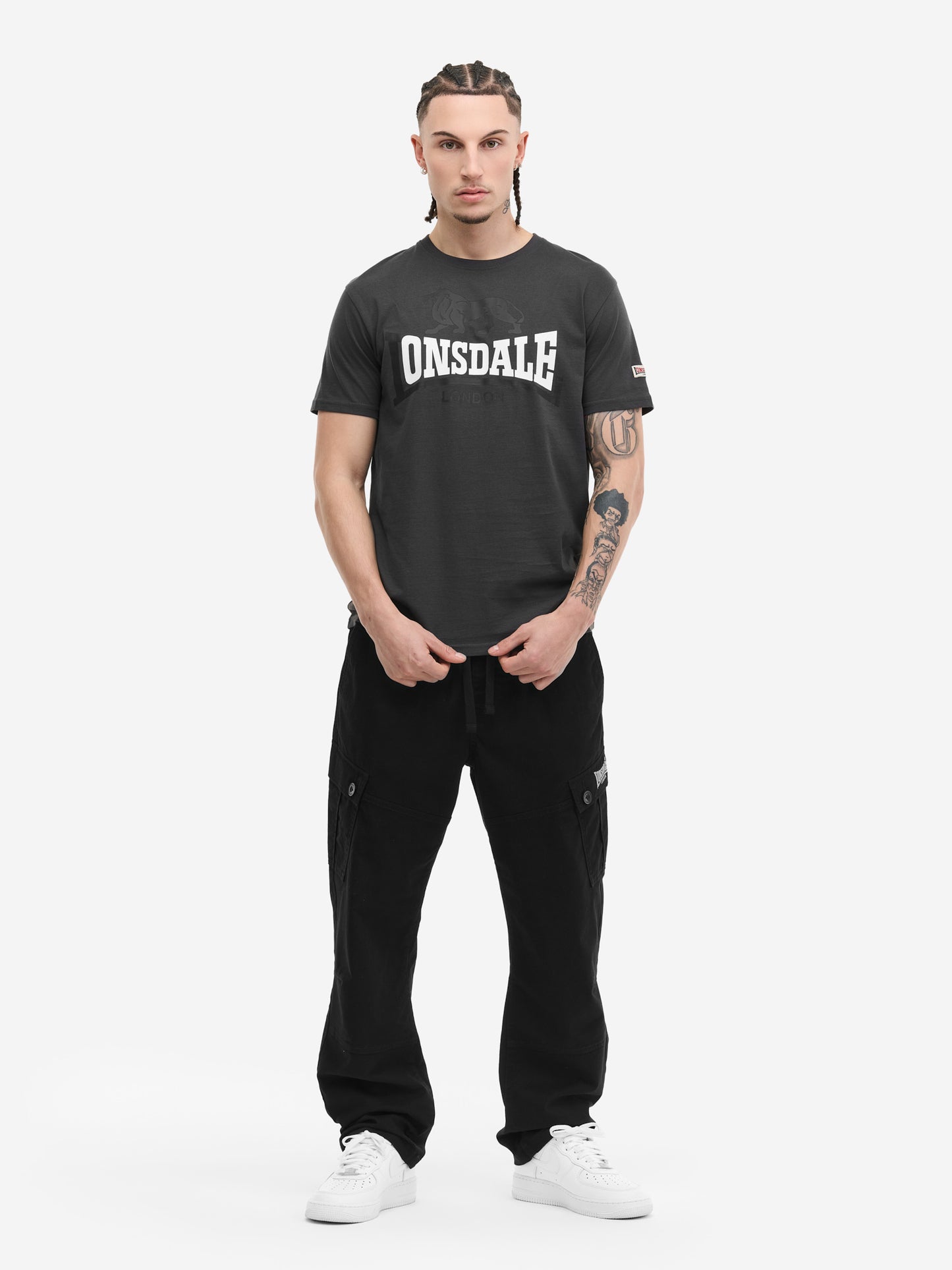 Dunkelblaues Lonsdale Elton Herren-T-Shirt mit weißem Logo-Print und Schulter-Tapes.