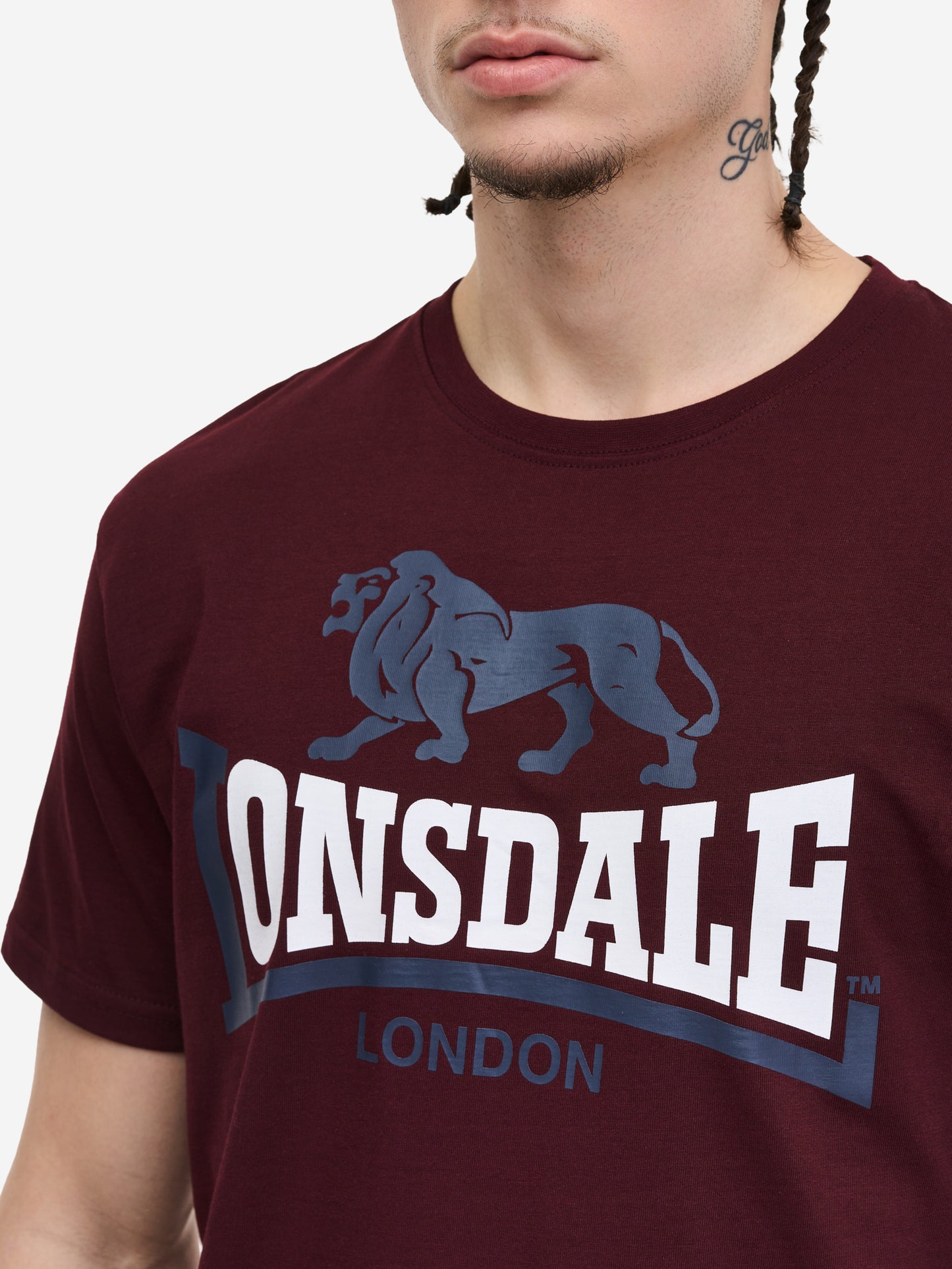 Lonsdale Lion Two Tone Herren T-Shirt Oxblood, normale Passform, mit zweifarbigem Brust-Logo und Ärmel-Label.