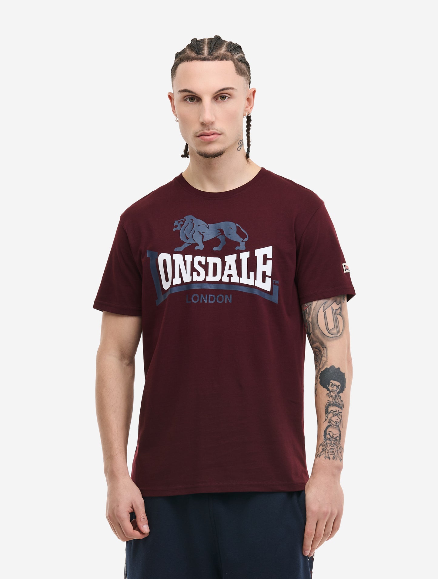 Lonsdale Lion Two Tone Herren T-Shirt Oxblood, normale Passform, mit zweifarbigem Brust-Logo und Ärmel-Label.